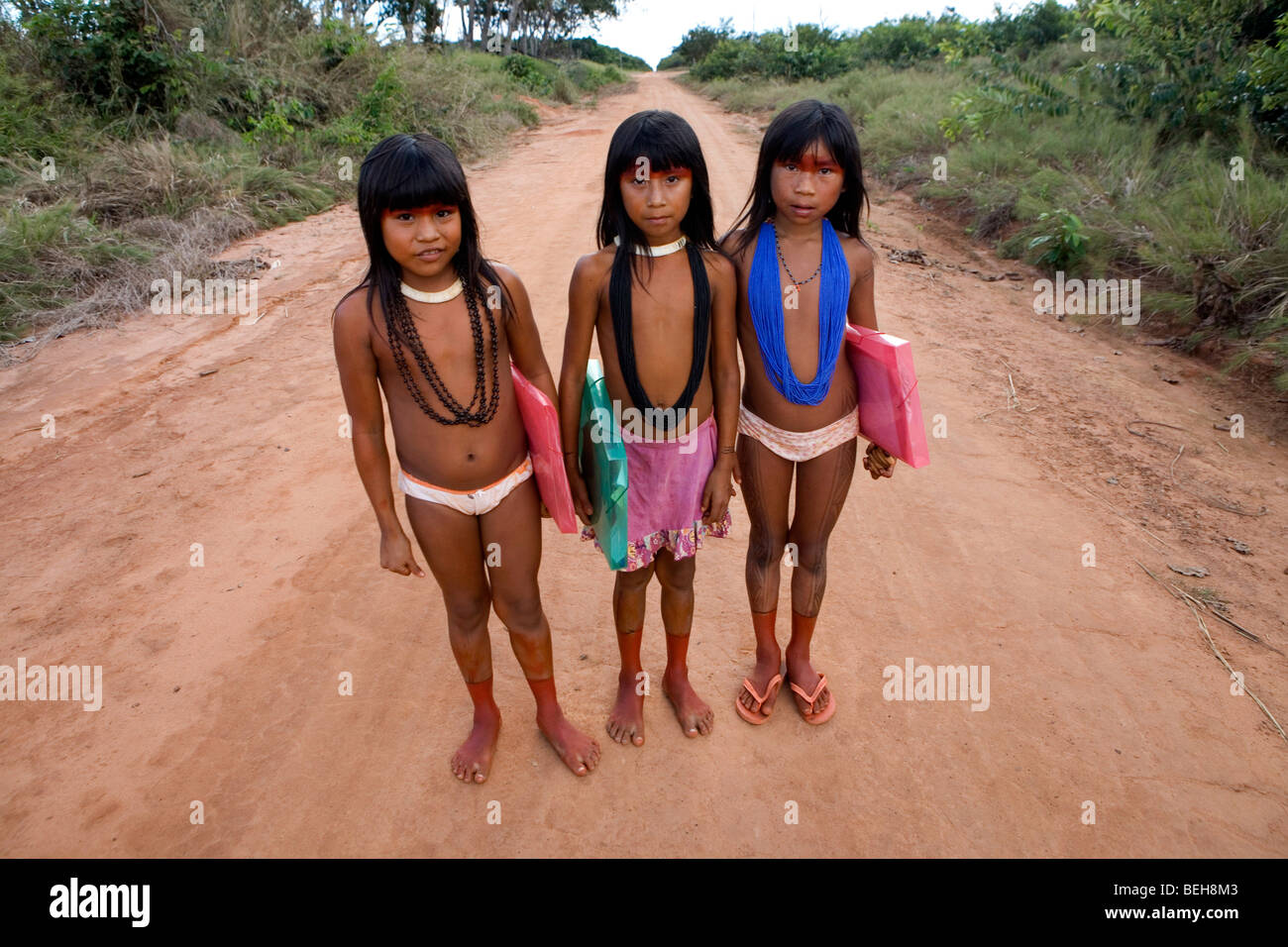 Los Niños Indios De Xingu Ir A La Escuela Construida En La Aldea Por El Ministerio De Educación