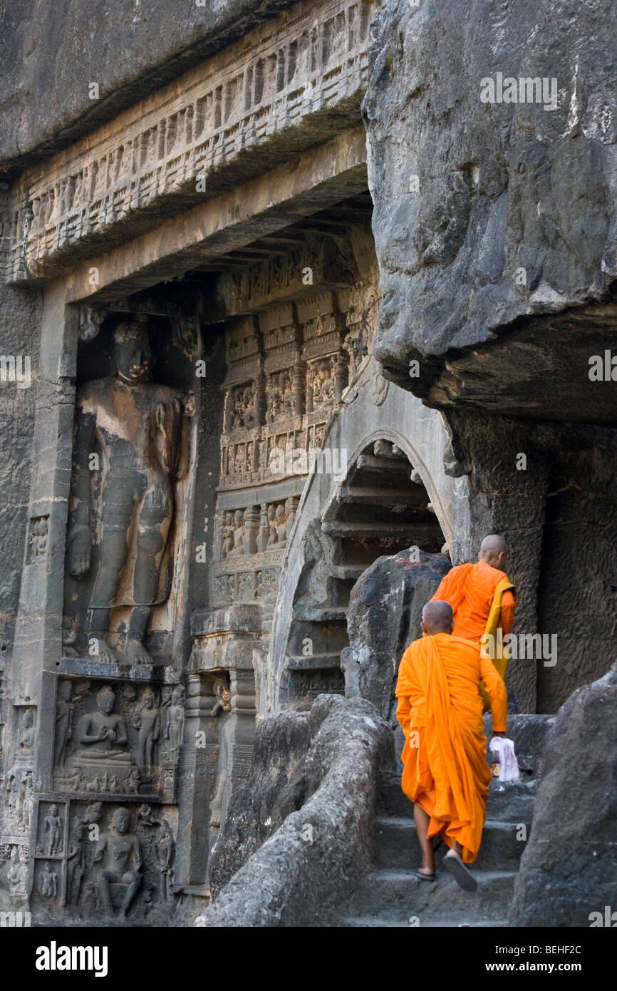 Los monjes budistas en las Cuevas de Ajanta en la India Foto de stock