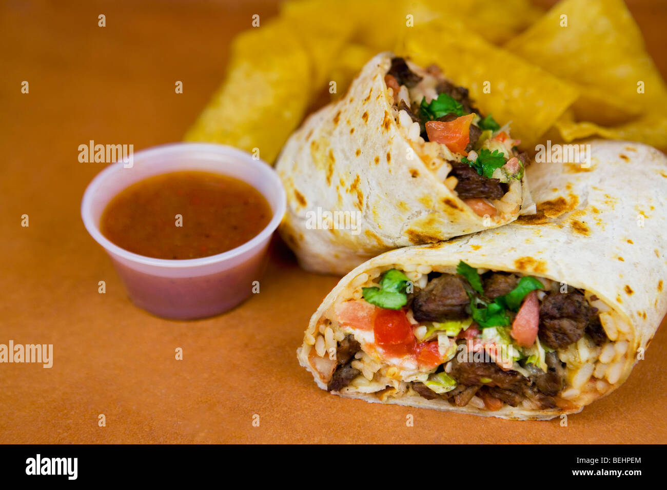 Closeup de un burrito con salsa Fotografía de stock Alamy