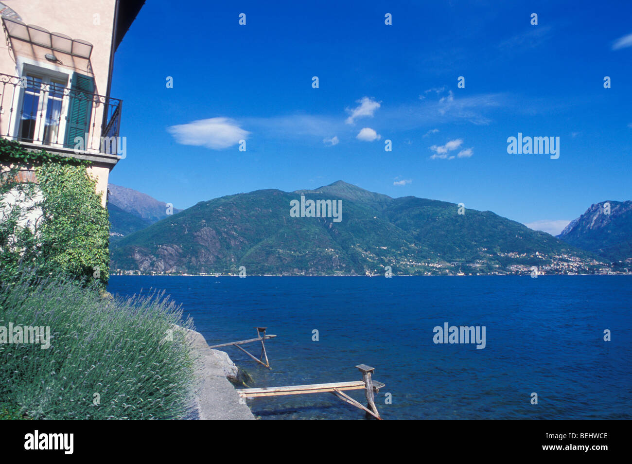 Pasarelas para los pescadores en Santa Maria Rezzonico, el Lago de Como, en Lombardía, Italia Foto de stock