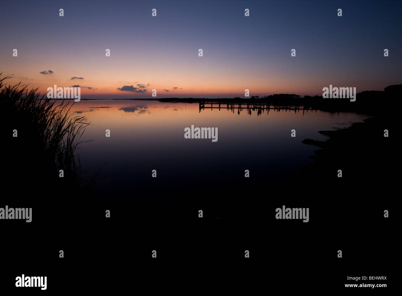 Un calmado atardecer escena de Whalehead Bay en la corola de la sección Luz Outer Banks en Carolina del Norte Foto de stock