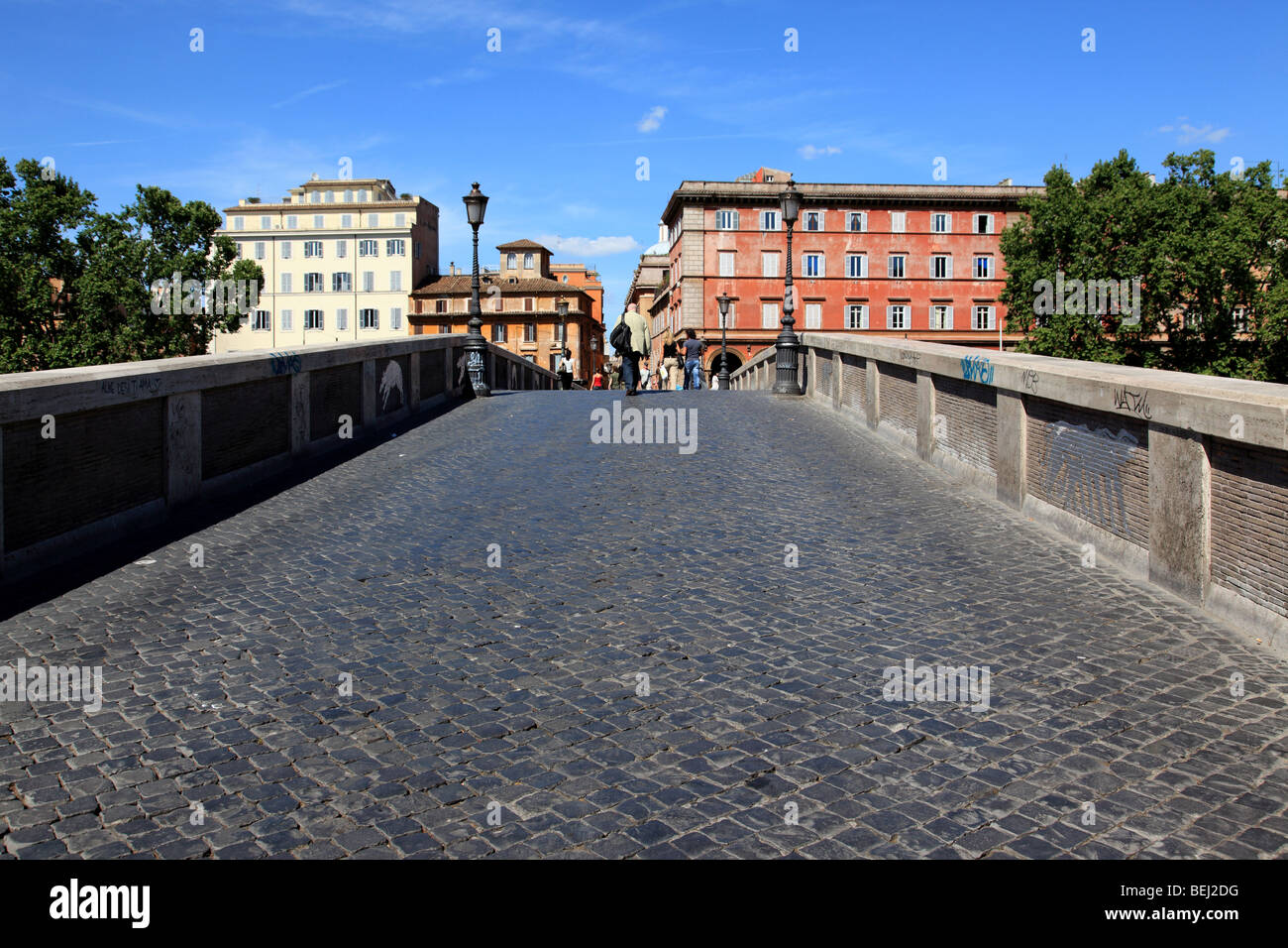 Cruce el Ponte Sisto en Roma Trastevere Foto de stock