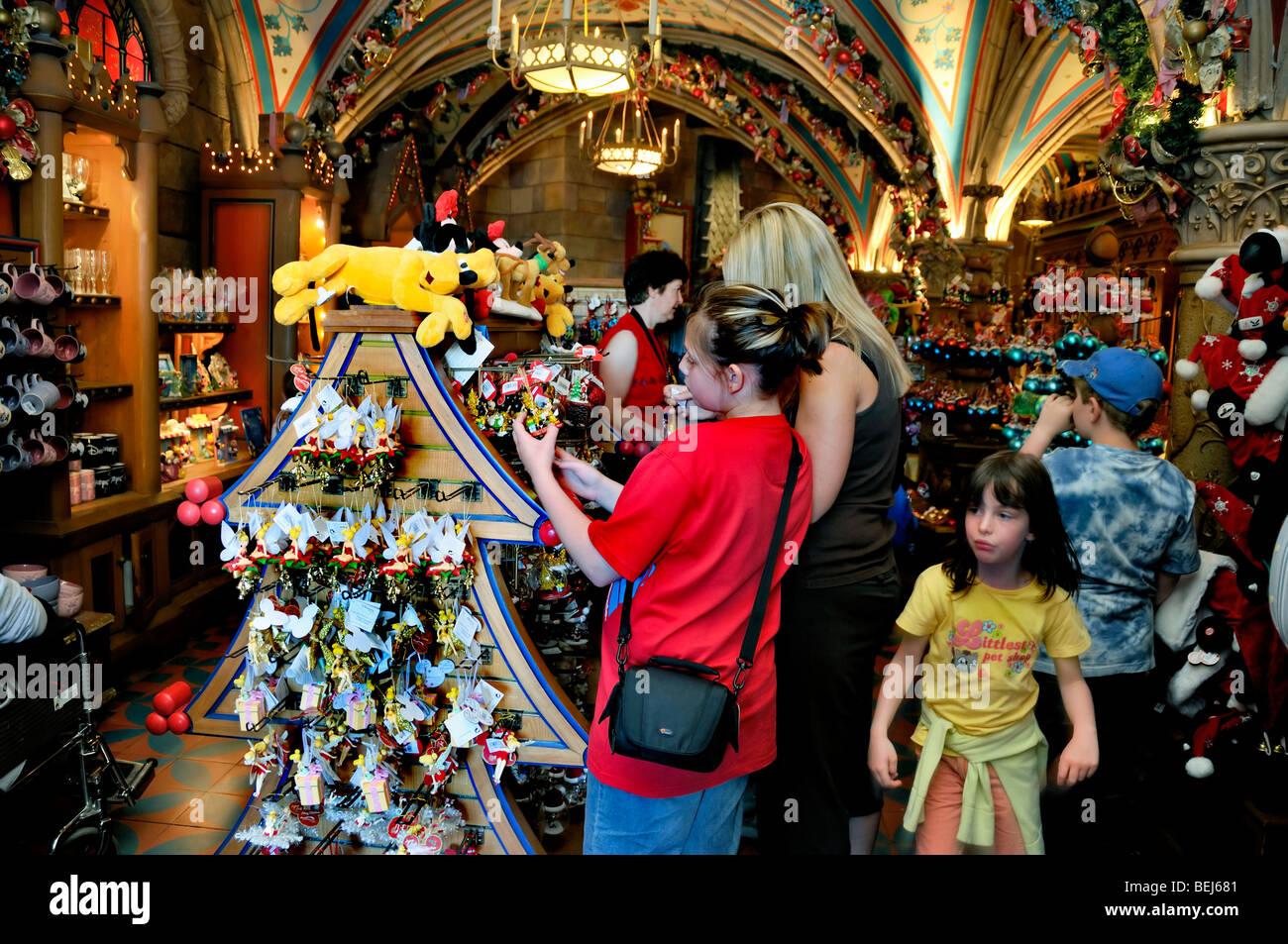 París, Francia, la gente Disneyland París, Niños, Niñas adolescentes  Compras en TIENDAS de regalos 'Disney Stores' INTERIORES COMERCIALES  Fotografía de stock - Alamy