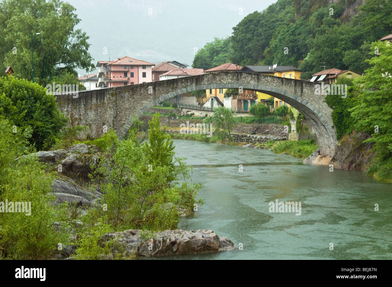 Puente romano sobre el río Boario Terme, Lombardía, Italia Fotografía de stock - Alamy