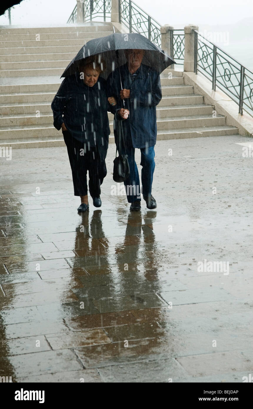 El mal tiempo la lluvia lloviendo Venecia Italia HOMER SYKES Foto de stock