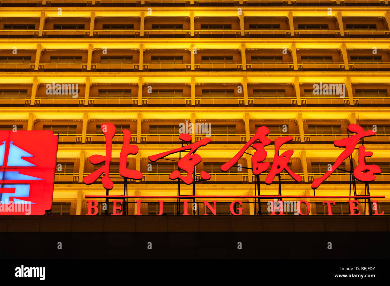 La fachada del hotel en la noche de Beijing, Beijing CN Foto de stock