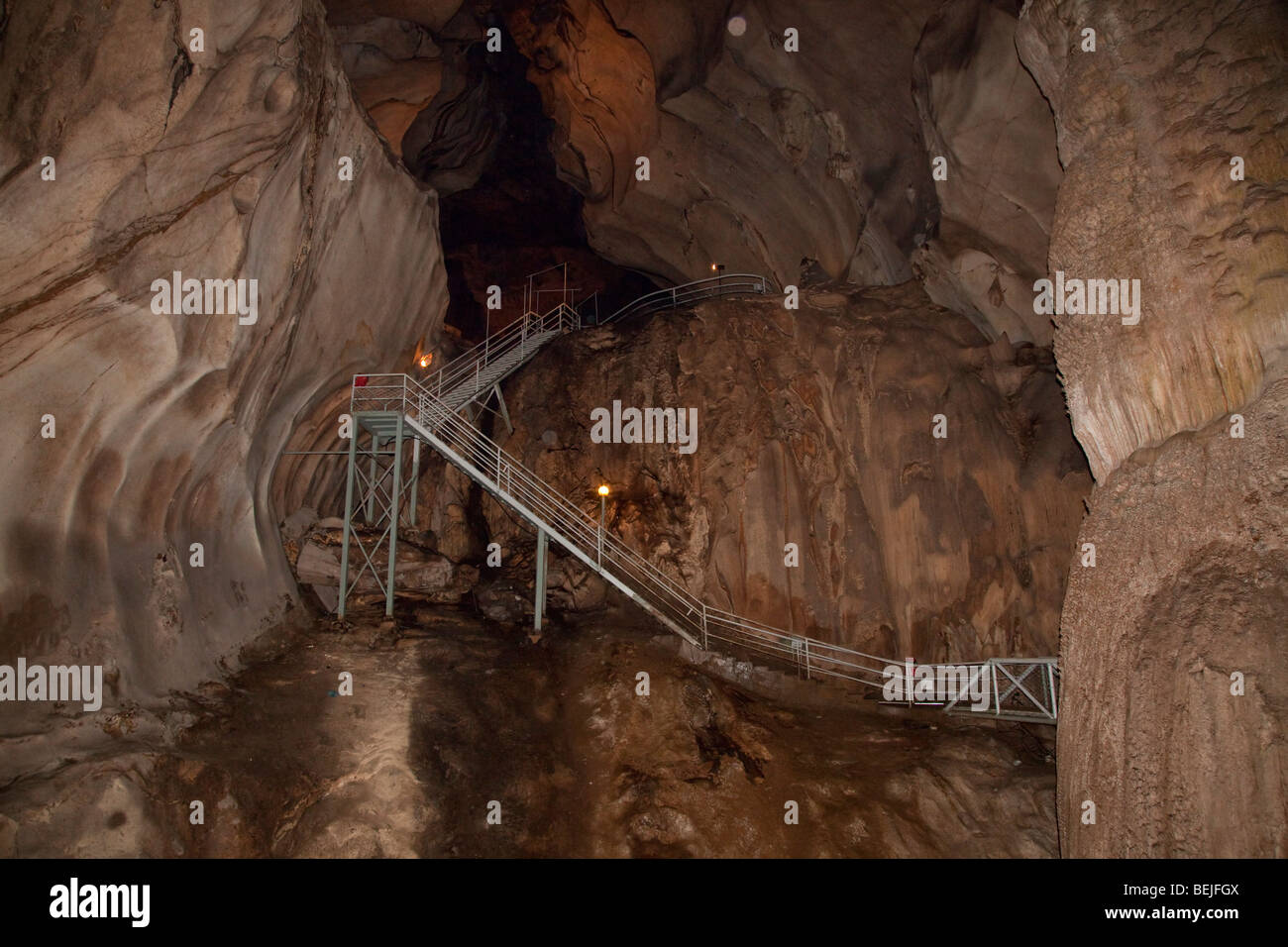 Gua Tempurung cueva interior mostrando gran stalacmite y pasarelas. Foto de stock