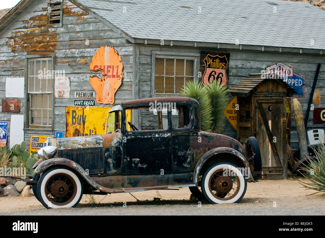 Old Ford vintage car a lo largo de la Ruta 66 en el almacén general de la ciudad fantasma Hackberry en Arizona, EE.UU. Foto de stock