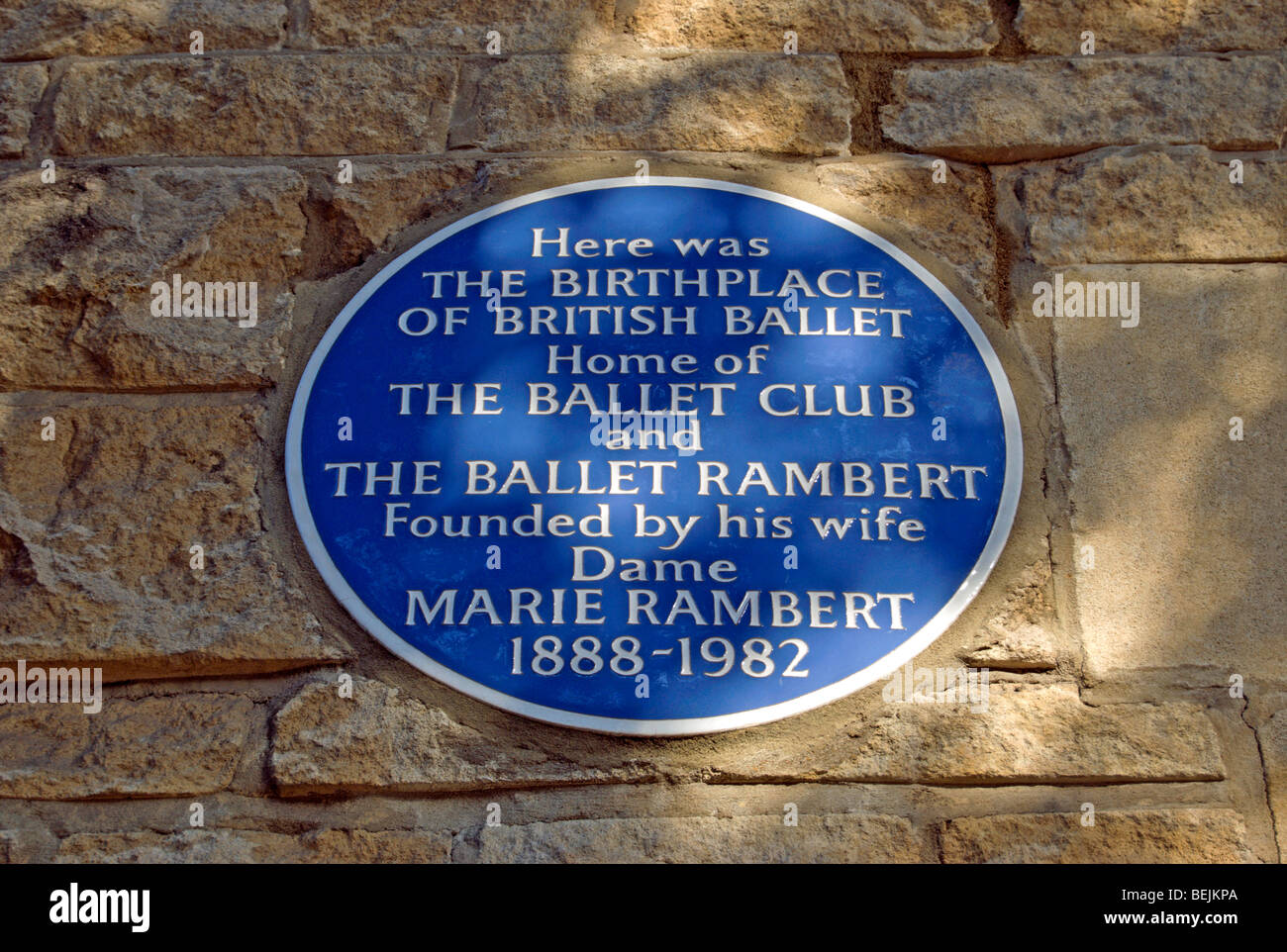 Placa azul marca el lugar de nacimiento del ballet británico, el club de baile y ballet escuela fundada por marie rambert Foto de stock