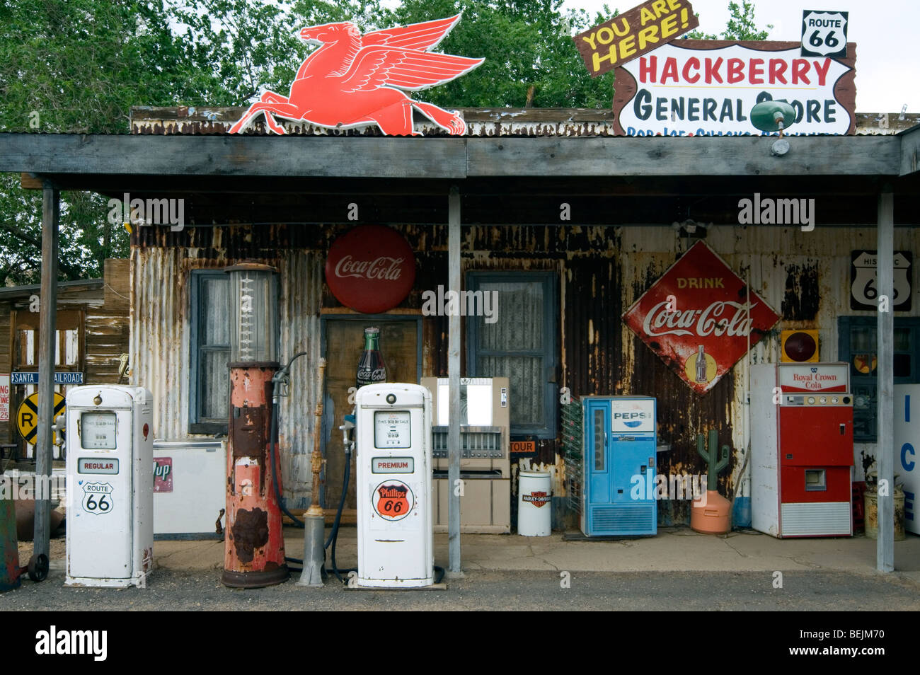 Vintage bombas de gas en la estación de servicio de la tienda de ramos
