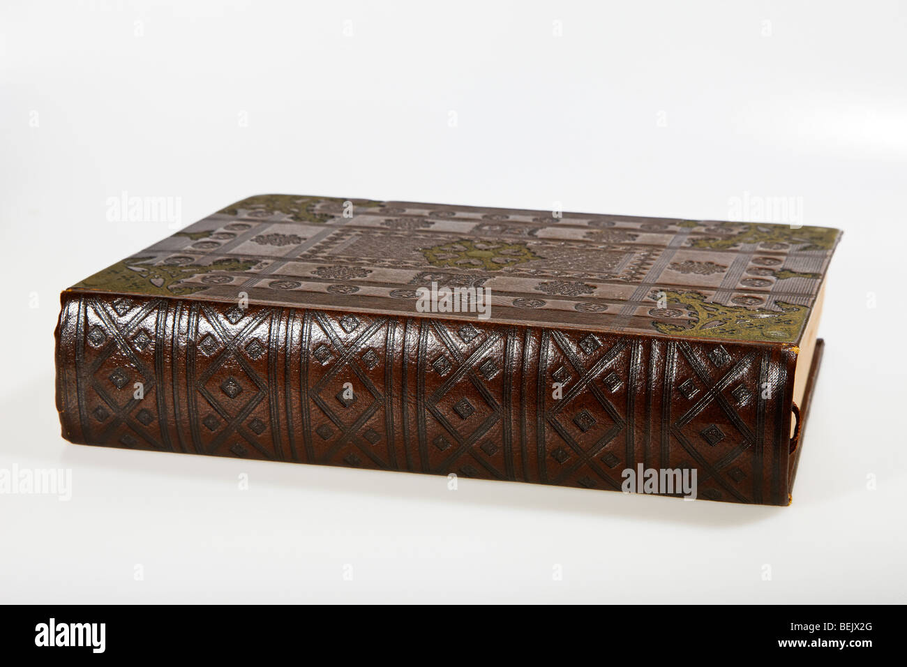 Antigua Biblia encuadernada de cuero, de moda en la Biblia de Gutenberg original Foto de stock