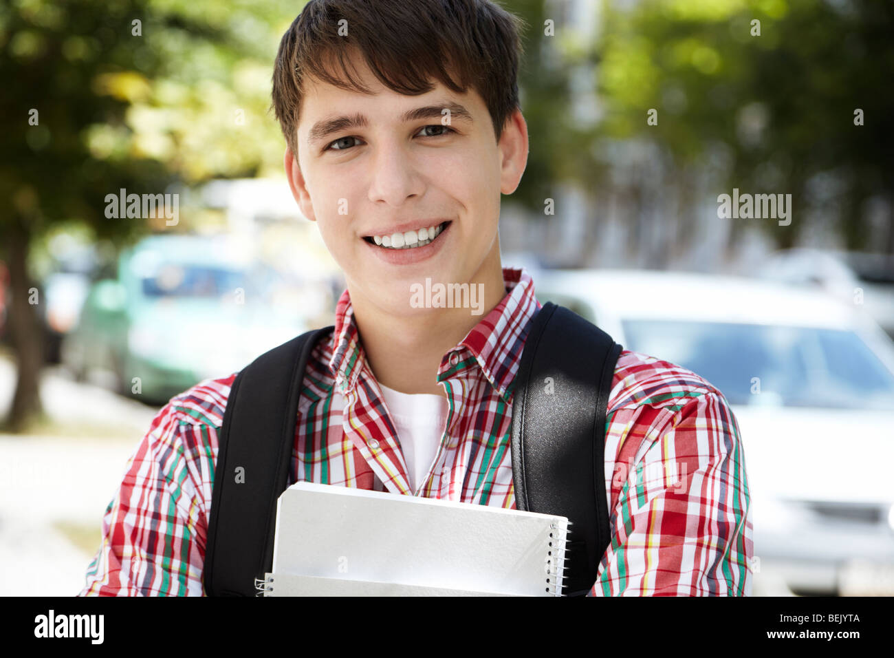 Alumno entre clases, el enfoque selectivo en el ojo Foto de stock