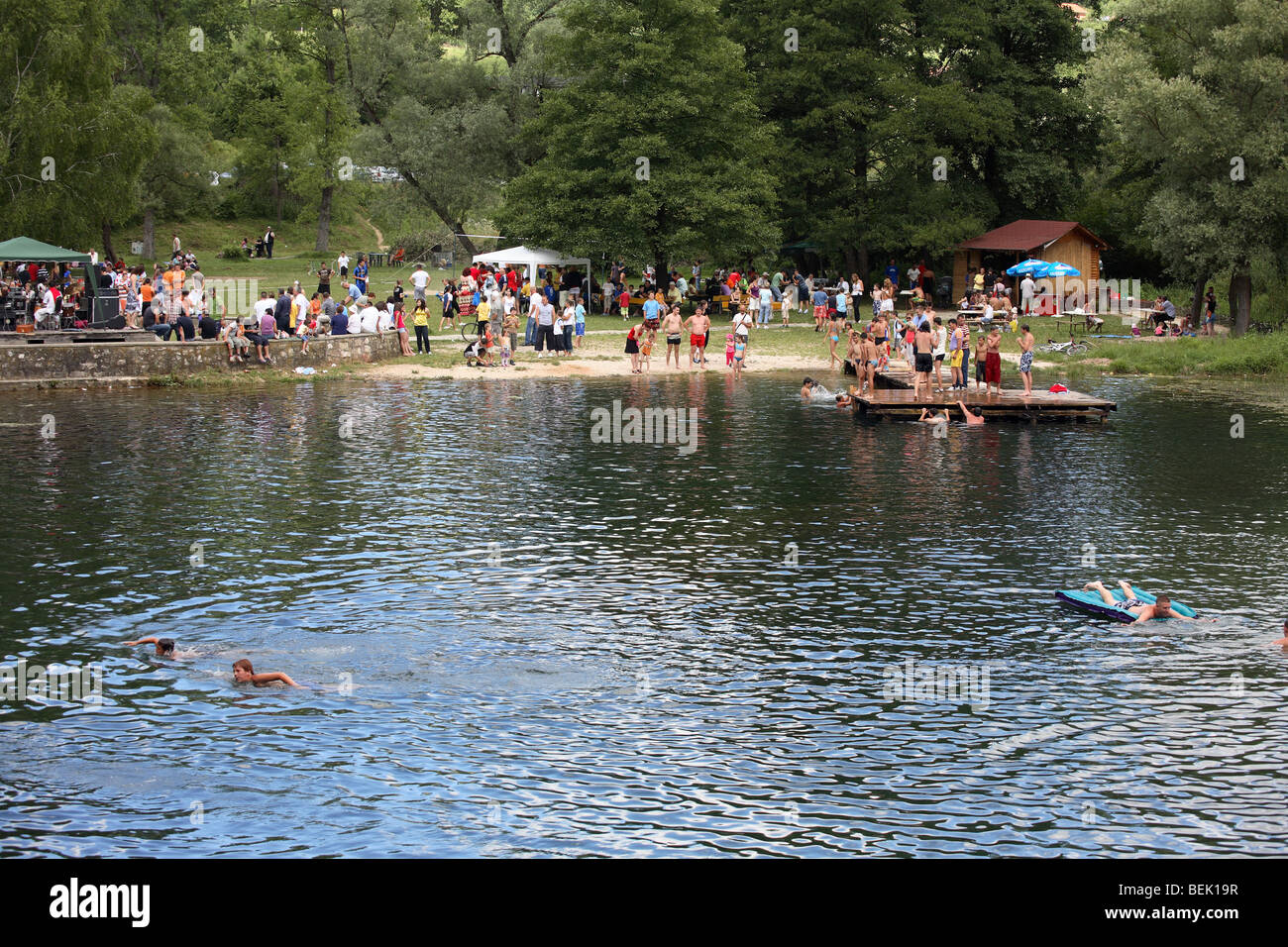 Bosnia y Herzegovina, distrito de Jajce, Pliva Lagos. La gente disfruta del cálido día de verano, nadar y bañarse. Los Balcanes, Europa. Foto de stock