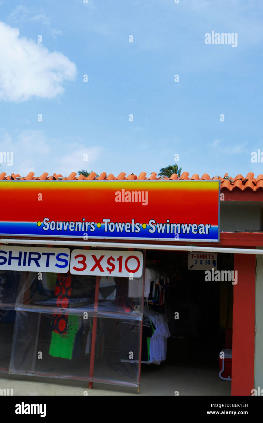 Tienda de ropa en la playa, la playa Luquillo, Puerto Rico Fotografía de  stock - Alamy