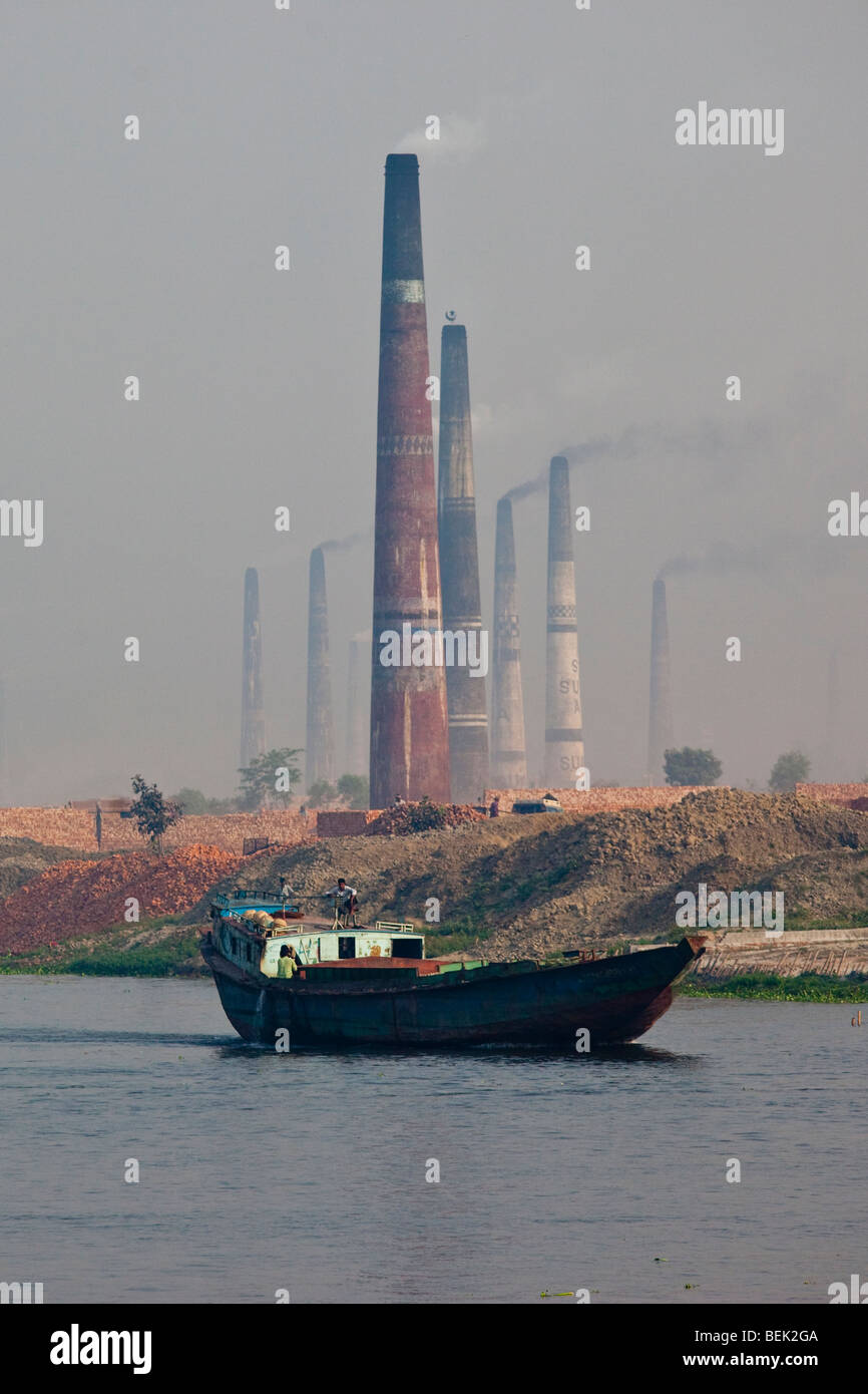 Fábrica de ladrillo en el río Buriganga en Dhaka, Bangladesh Foto de stock