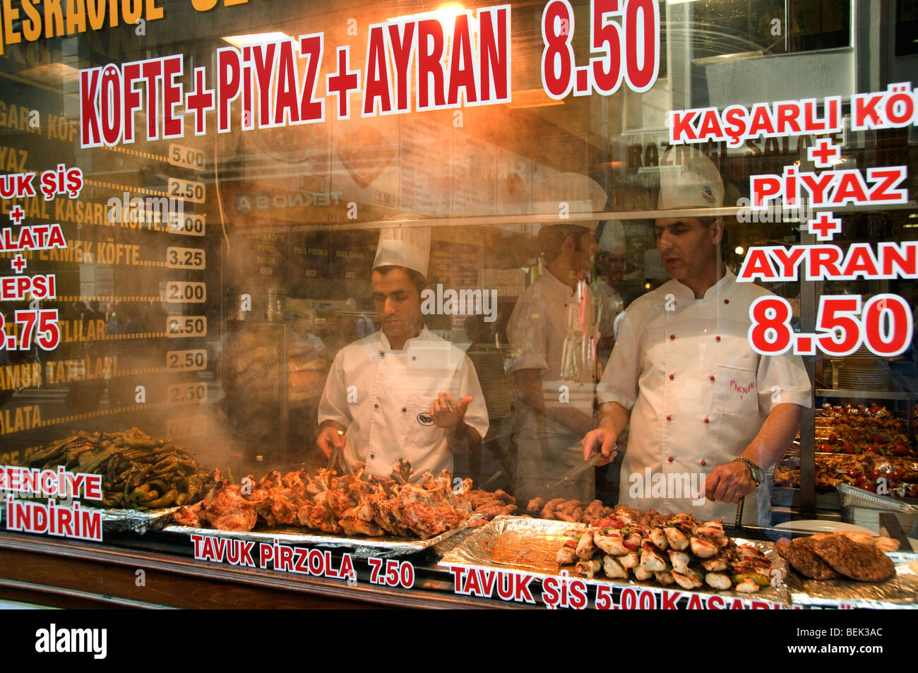 Istiklal Caddesi Beyoglu Restaurante Estambul TURQUÍA Foto de stock