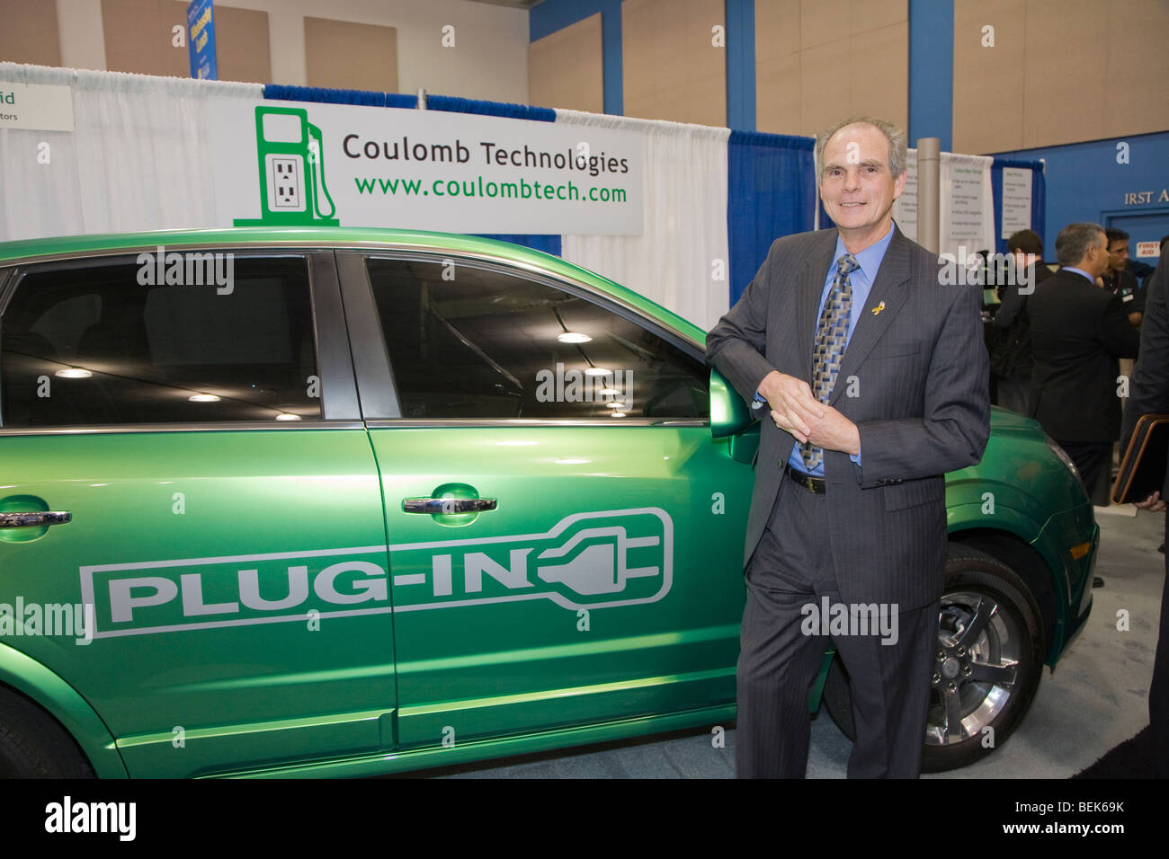 Chuck Reed, Alcalde de San José, plantea por Saturn VUE plug-in híbrido vehículo de preproducción, cortesía de General Motors Foto de stock
