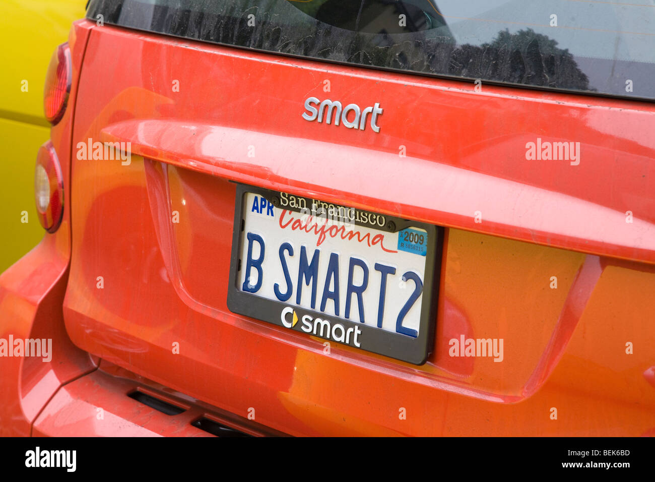 B SMART2 (Ser inteligente) Placa de licencia. Lombard Street, un coche de rally del club. San Francisco, California, EE.UU. Foto de stock