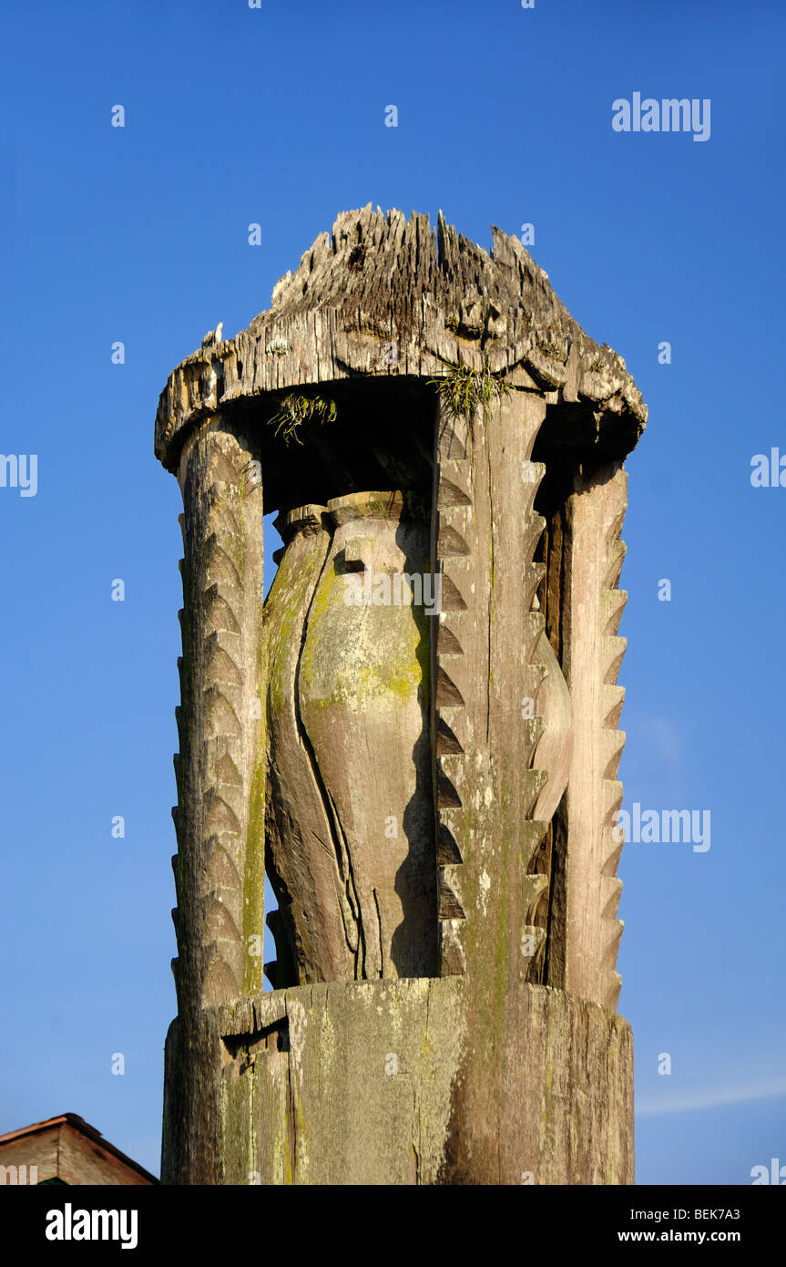 Tótem de entierro Melanau tallados de madera con Pot tumba o ataúd en Tell o Kampung Village Mukah Sarawak Borneo, Malasia Foto de stock