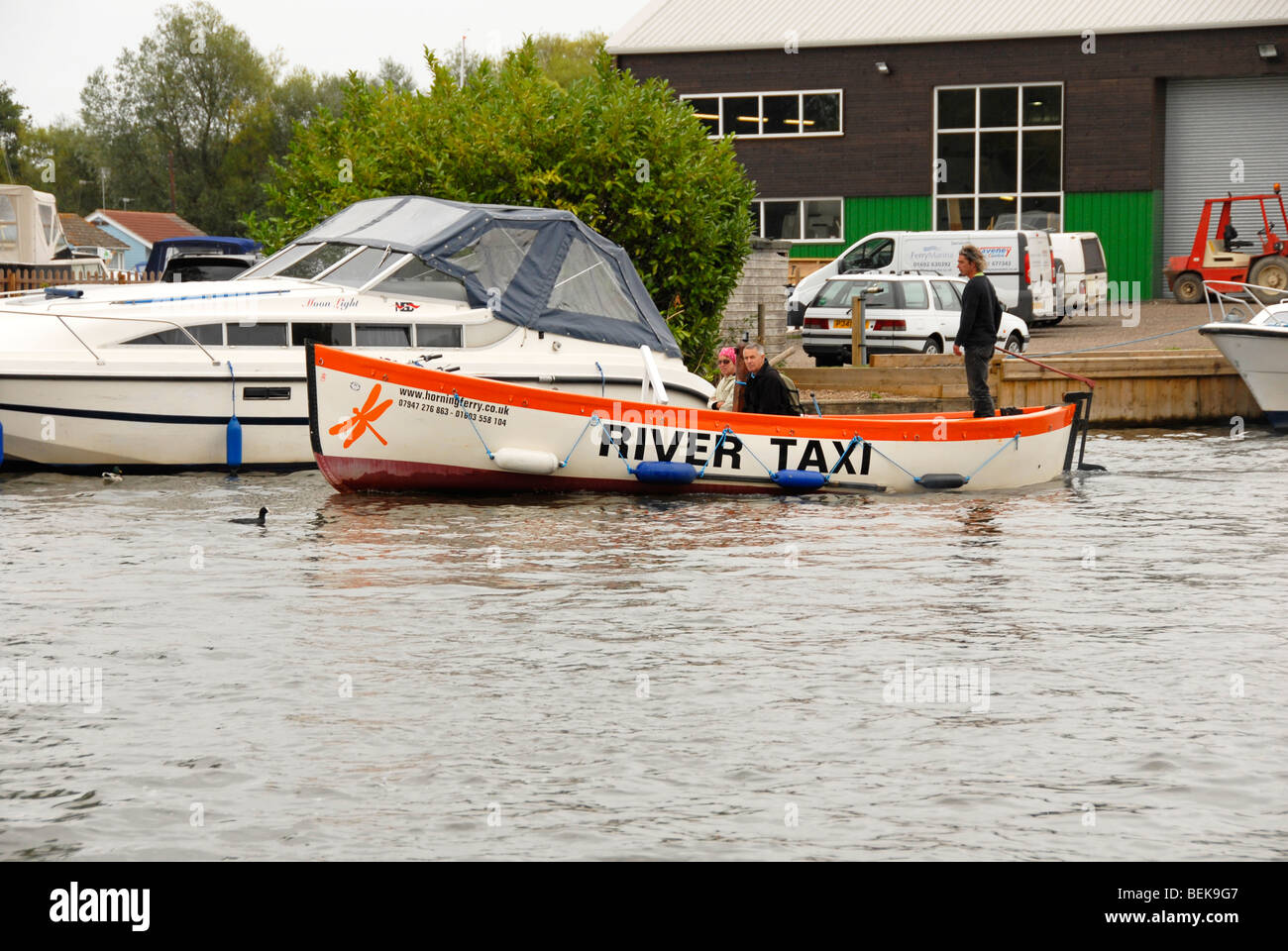 Pequeño lanzamiento abierto que actúa como taxi de río, Horning, Norfolk, Inglaterra Foto de stock