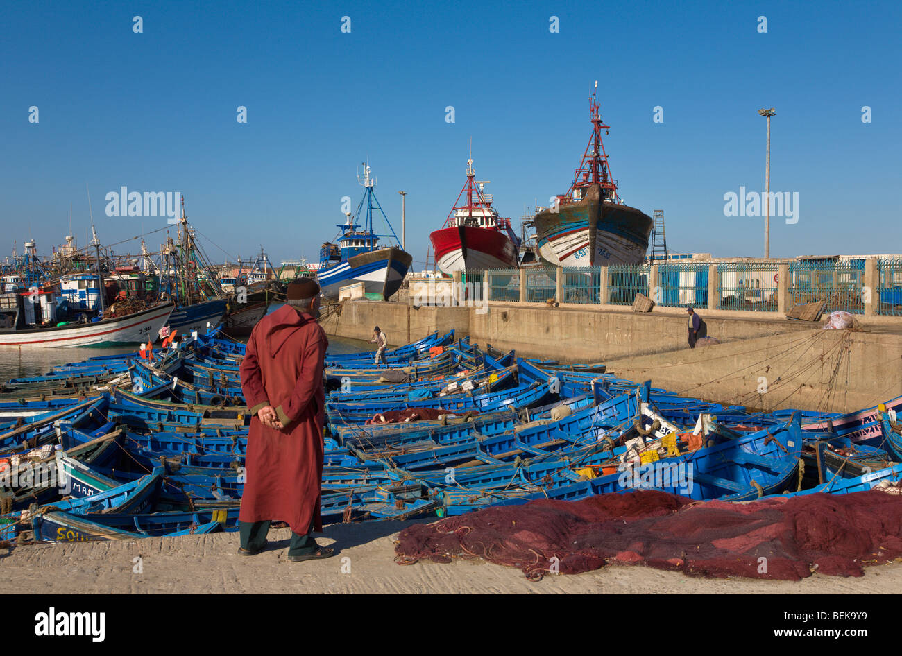 Hombre local en el 'puerto pesquero de Essaouira Marruecos Foto de stock