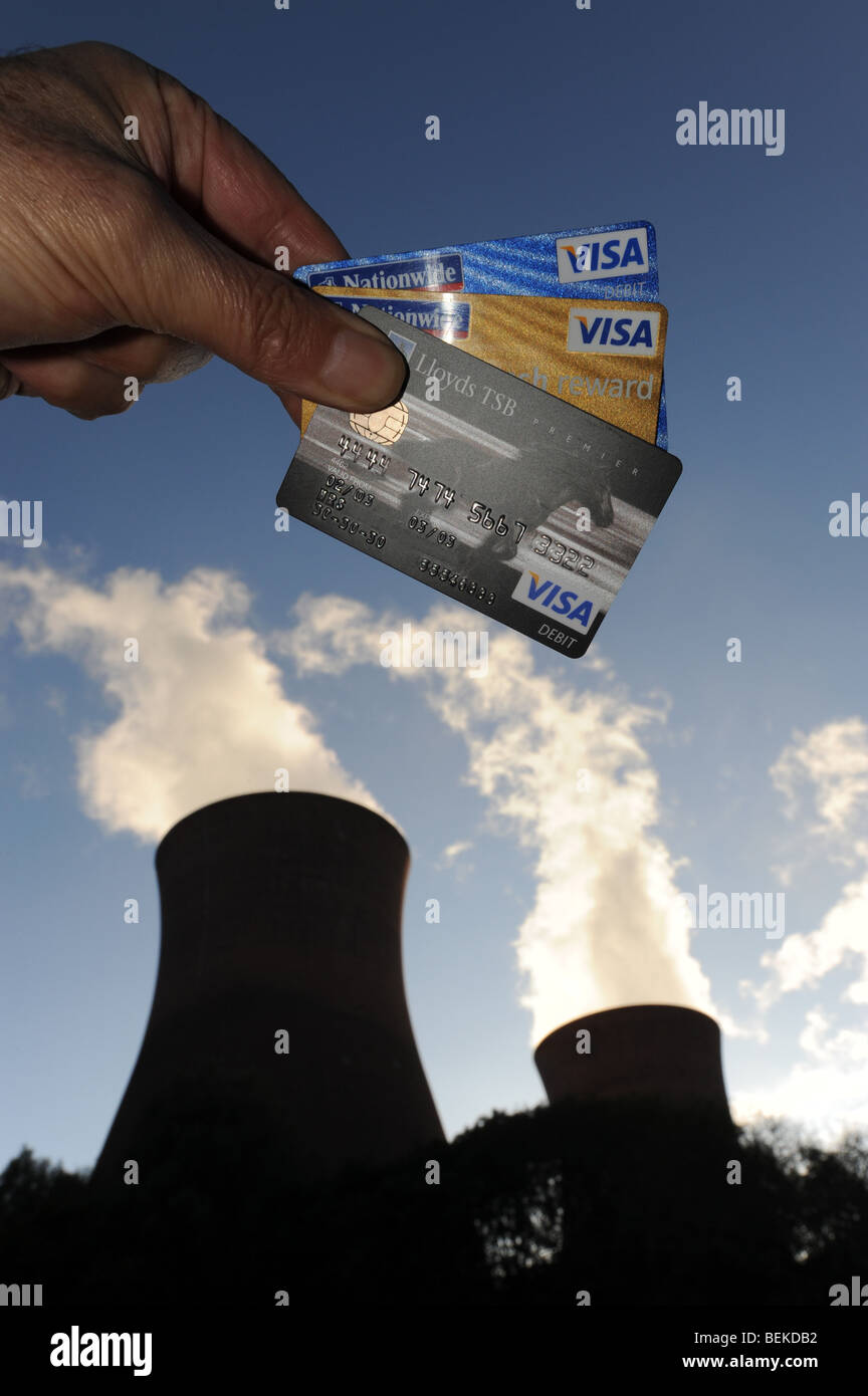 El aumento de los costes energéticos, representado con tarjetas de crédito y Power Station Foto de stock