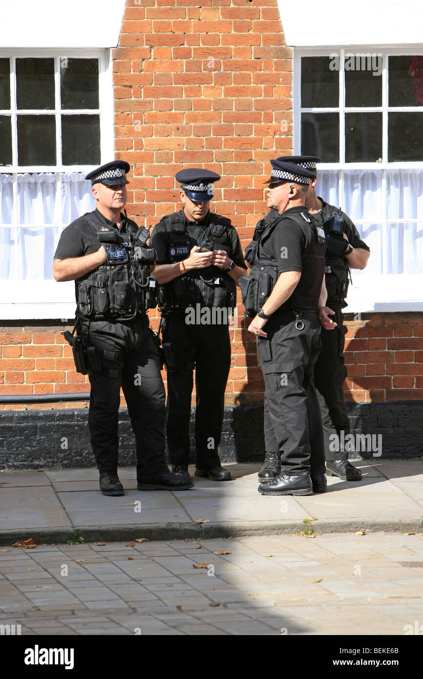 SWAT policía de servicio vistiendo una armadura de cuerpo completo y