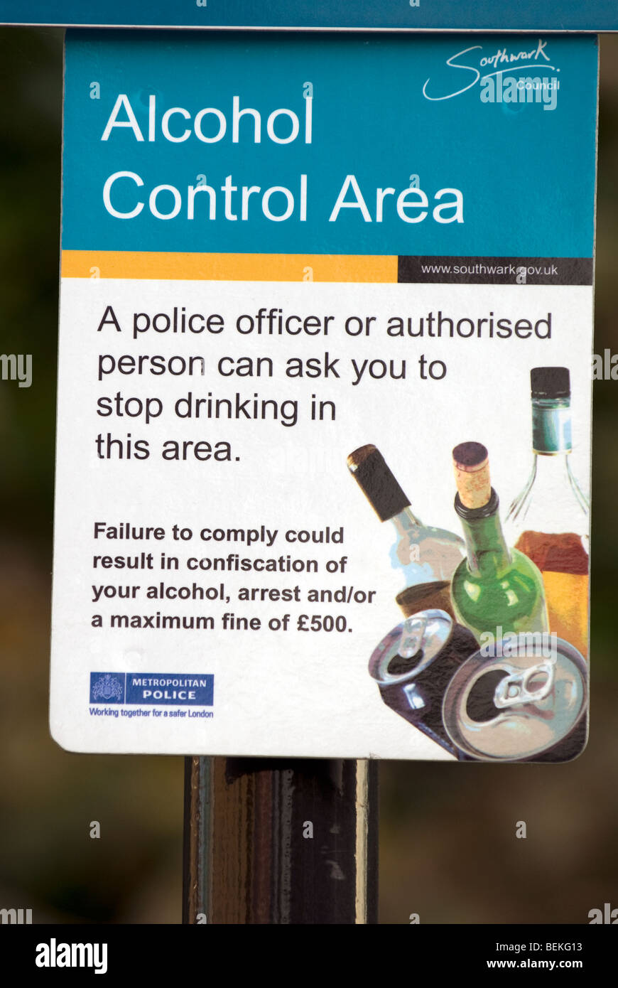 Southwark Council firmar advierten al público que se encuentran en un área de Control de Alcohol, Peckham, Southwark, Inglaterra. Foto de stock