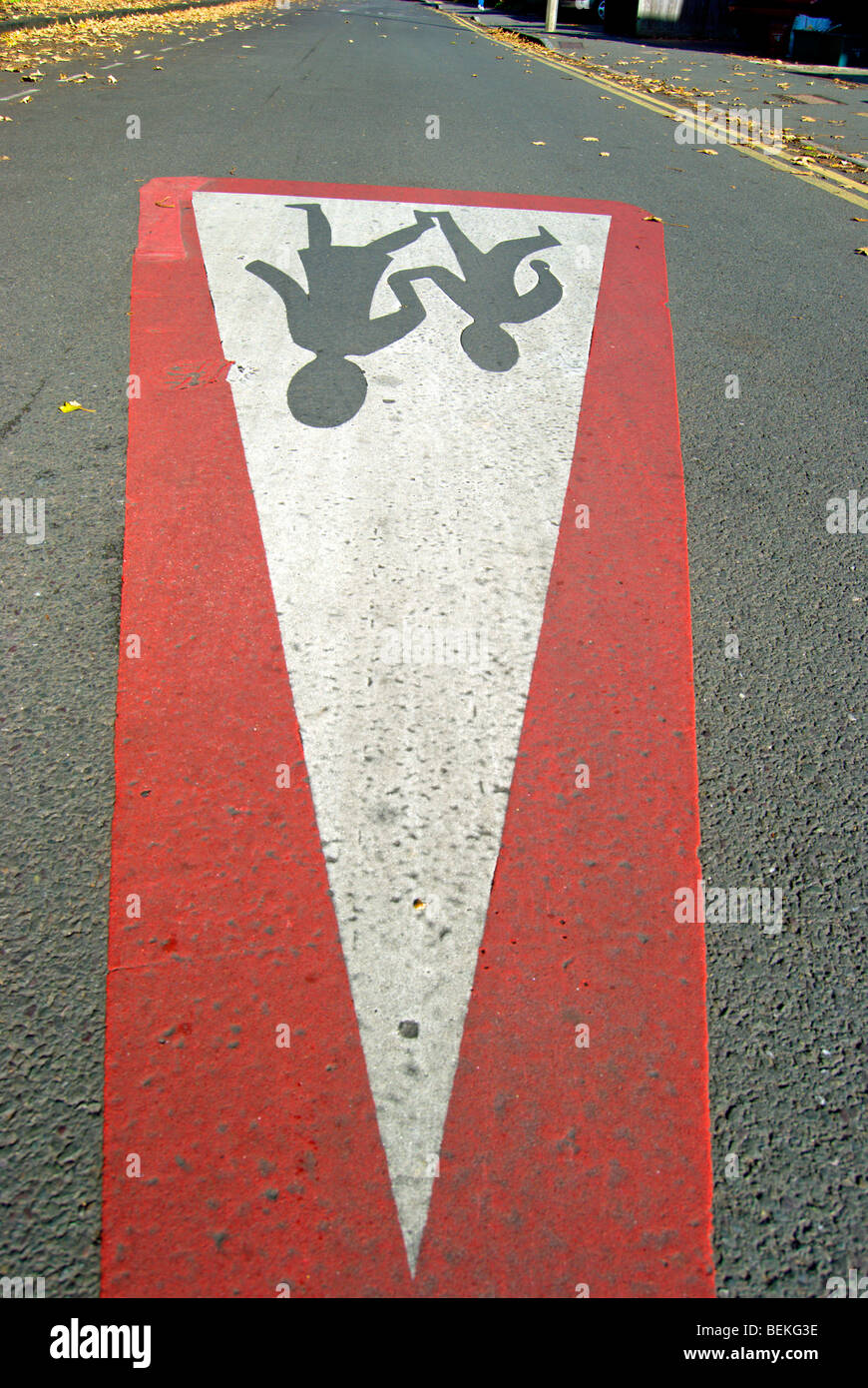 Visto desde un ángulo inusual, un británico de la señalización que indica un lugar donde los niños son propensos a ser cruzar la carretera Foto de stock