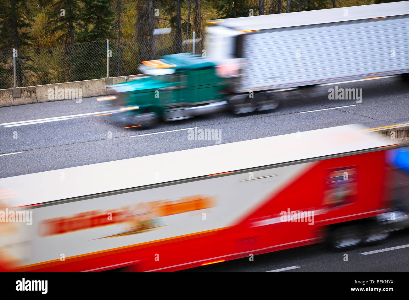 Imagen borrosa de movimiento de camiones de transporte en la autopista Trans-Canada, Parque Nacional de Banff, Alberta, Canadá. Foto de stock