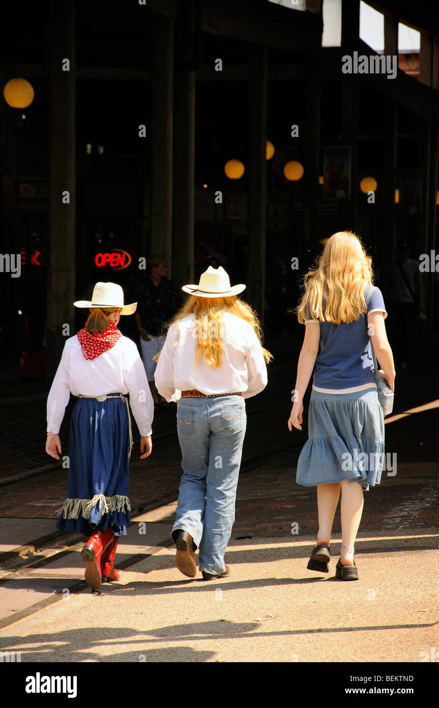 Niñas vestidas como vaqueras en Stockyards, Fort Worth, Texas Fotografía de  stock - Alamy