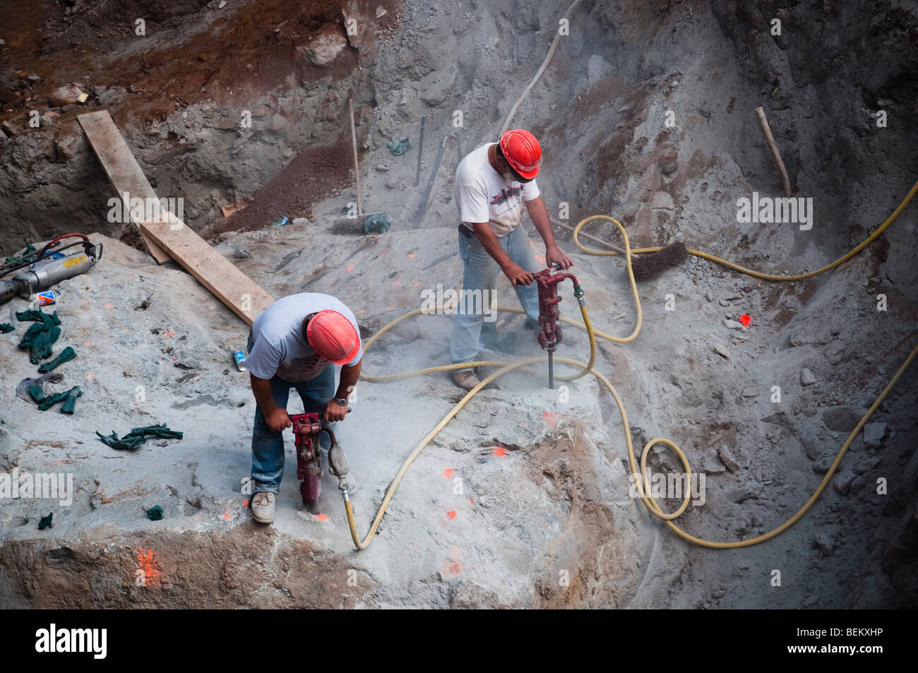 trabajadores de la construcción usan para excavar en la roca en la construcción Fotografía stock - Alamy