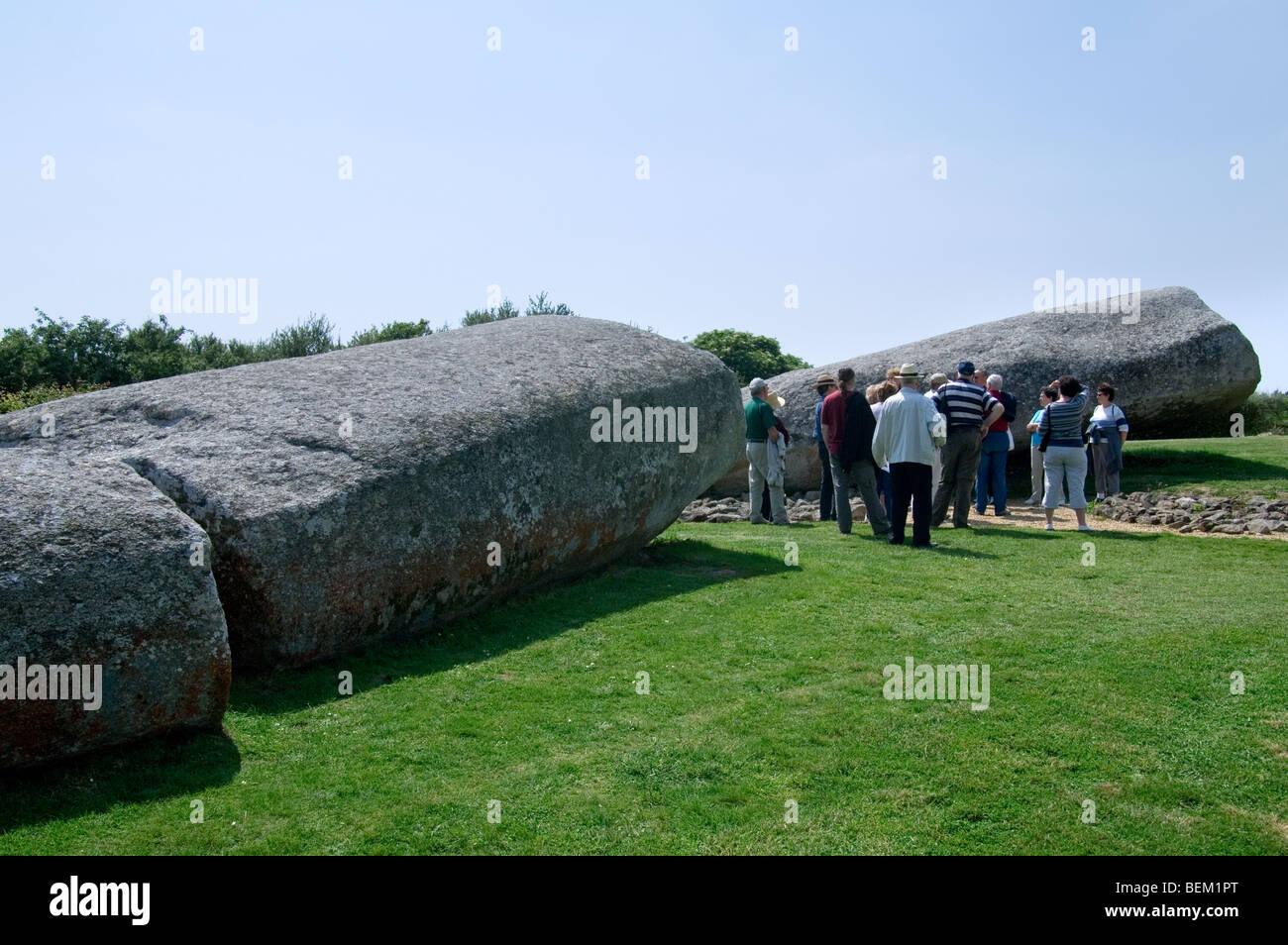 Los turistas que visitan el Grand Menhir Brisé / Menhir roto de Er Grah en Locmariaquer