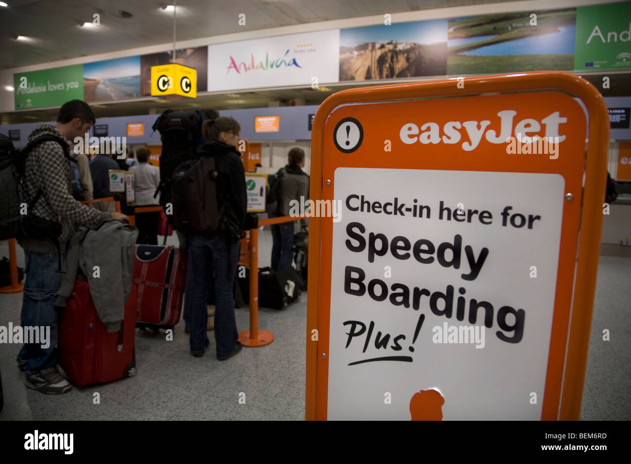 Pasajero de Easyjet facturación en la Terminal Sur del aeropuerto de Gatwick. Londres. En el Reino Unido. Foto de stock