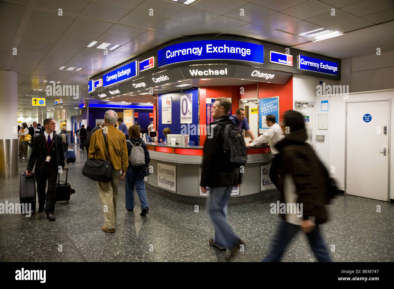 Mesa de oficina de cambio operado por Travelex en Gatwick Airport South Terminal. Londres. En el Reino Unido. Foto de stock
