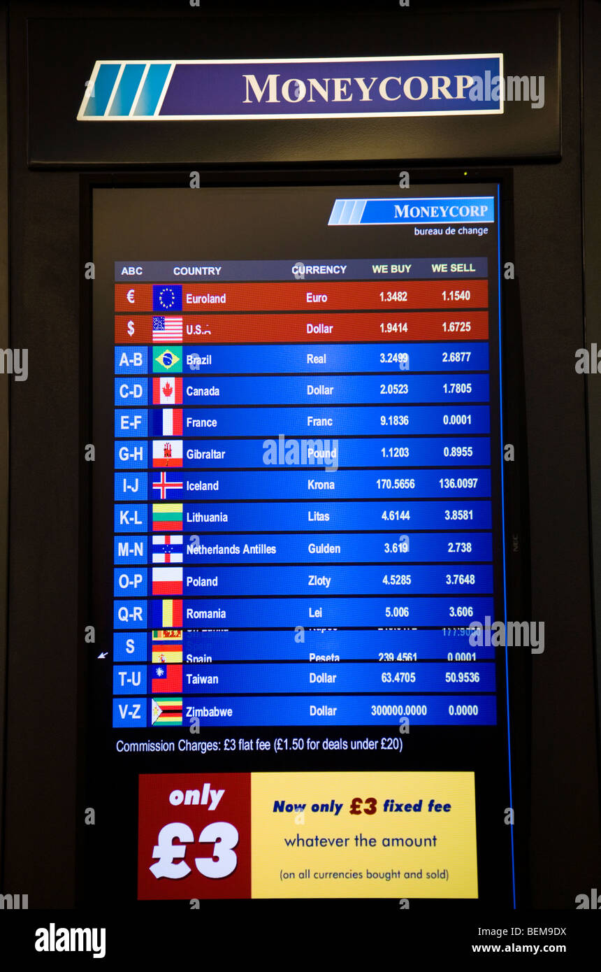 Visualización de los tipos de cambio a una mesa de oficina de cambio operado por Moneycorp; Terminal Sur del aeropuerto de Gatwick. Londres. En el Reino Unido. Foto de stock
