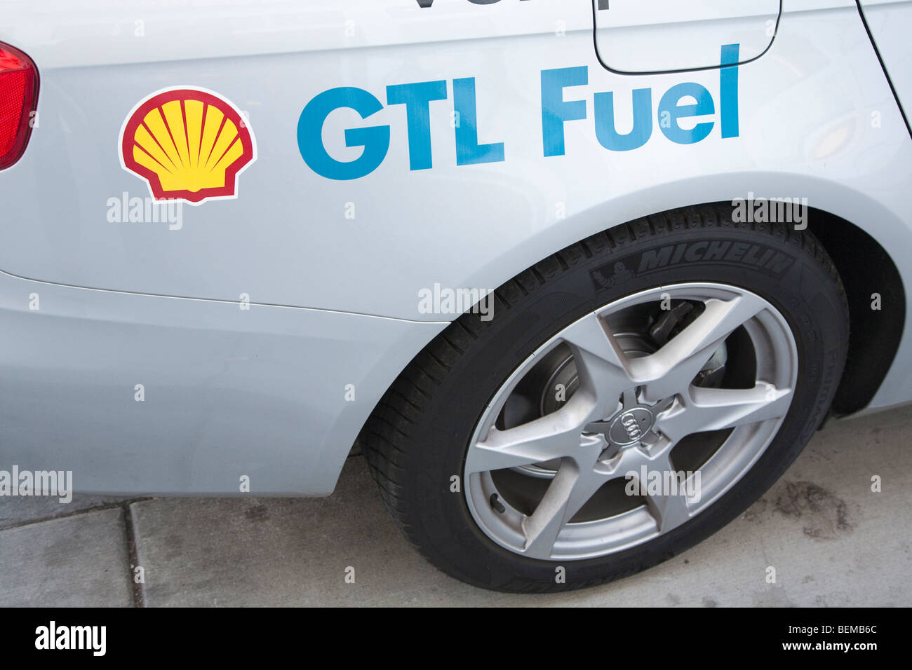 Un primer plano de un Audi promoción Shell GTL (GTL combustible significa  gas a líquidos) y alta eficiencia de combustible Fotografía de stock - Alamy