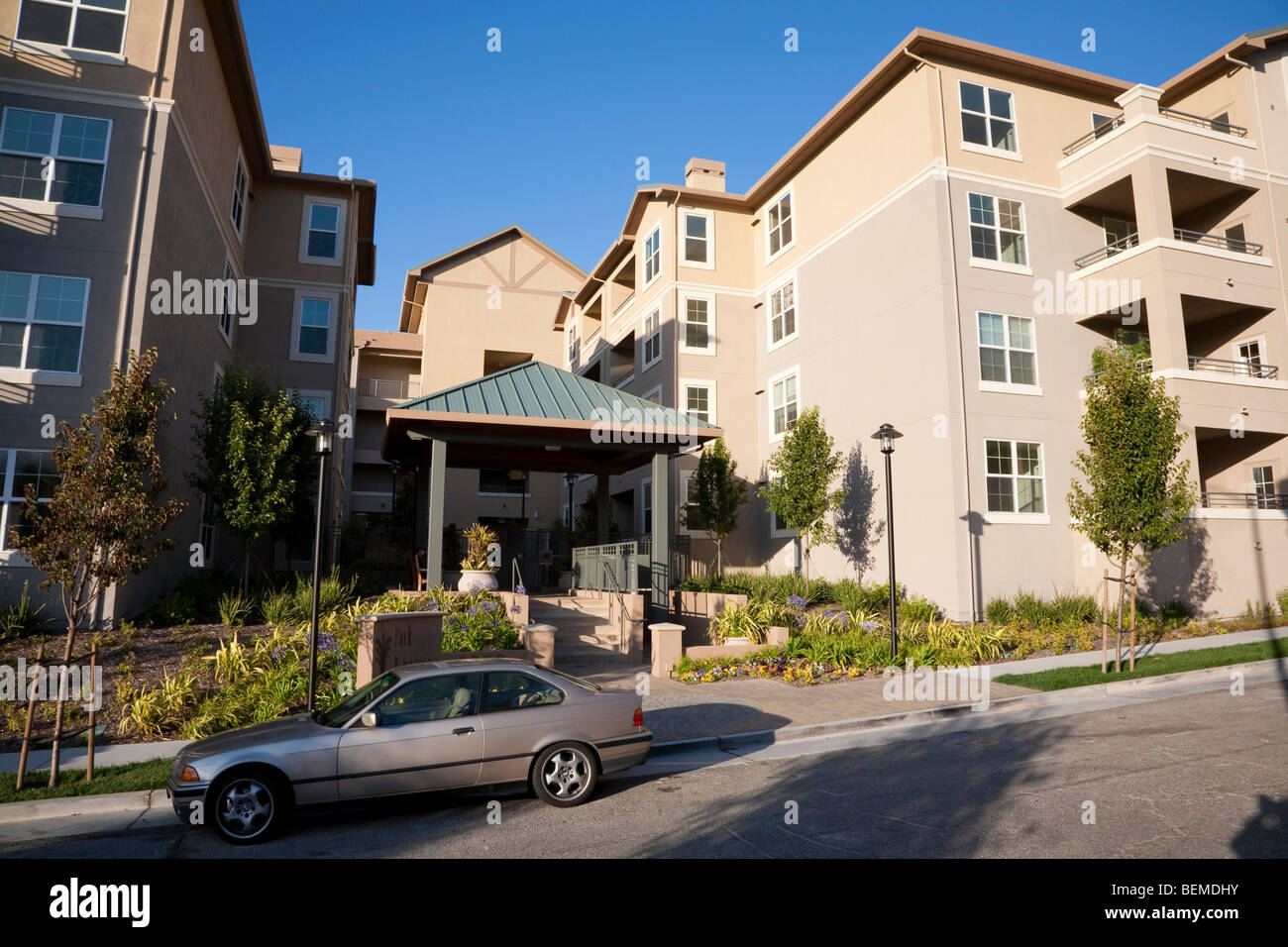 Desarrollo de la vivienda de uso mixto (multi uso). Condominios residenciales y de oficinas, espacios de venta minorista. Park Broadway, Millbrae, CA, EE.UU. Foto de stock
