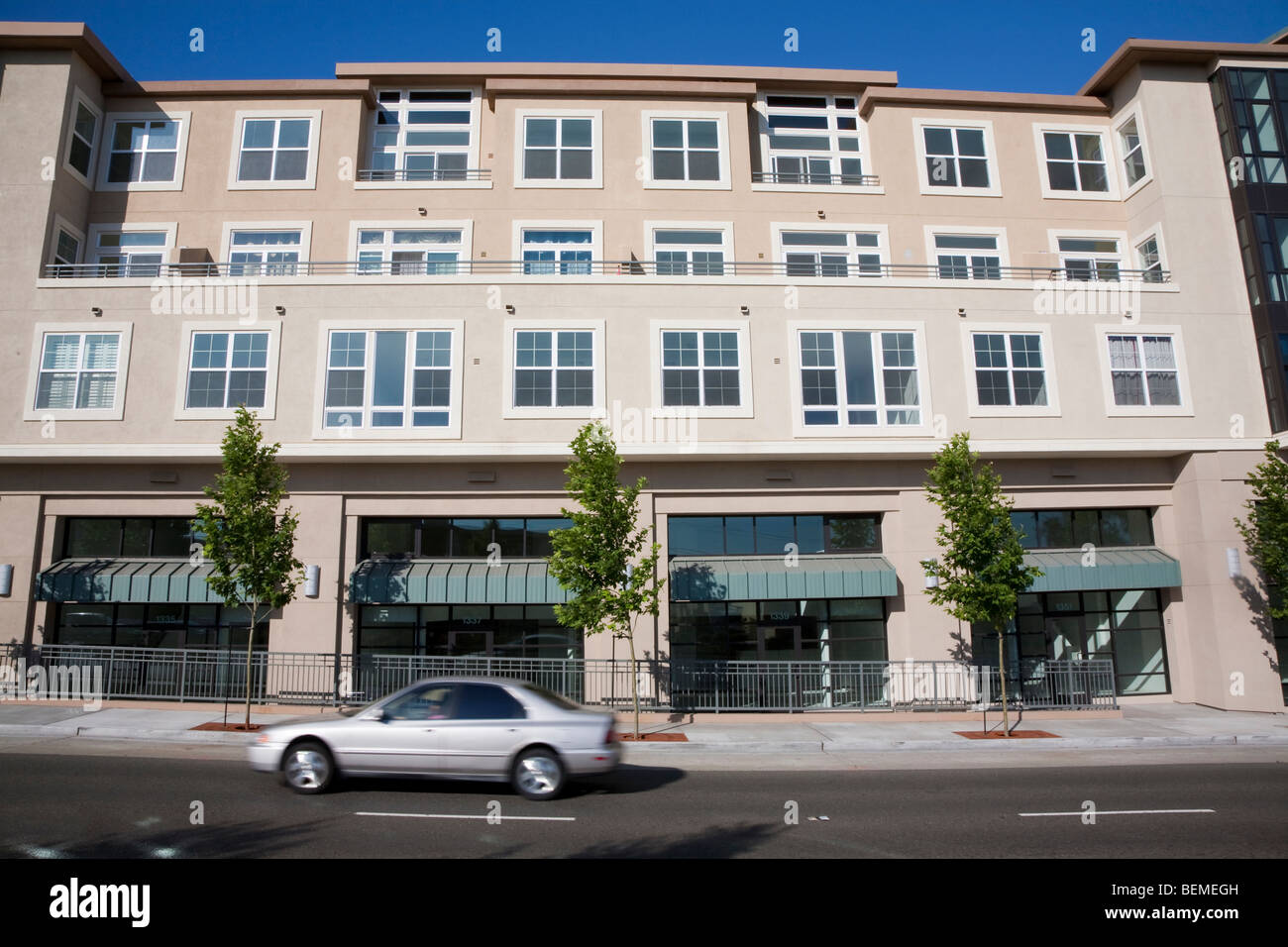 Desarrollo de la vivienda de uso mixto (multi uso). Condominios residenciales y de oficinas, espacios de venta minorista. Park Broadway, Millbrae, CA, EE.UU. Foto de stock