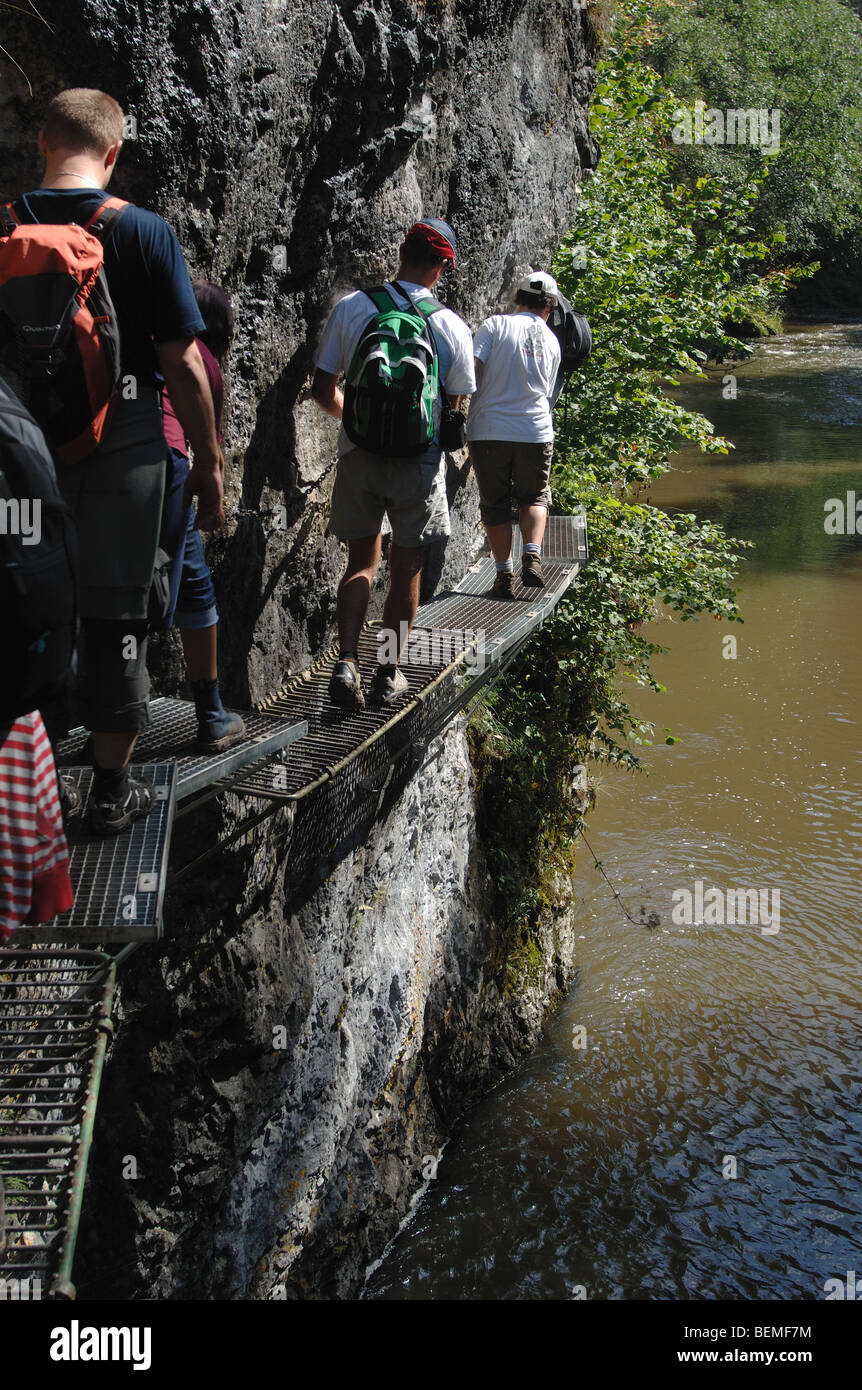 La gente en la pasarela de hierro a lo largo del Cañón del Río Hornad Slovensky Raj Eslovaquia Foto de stock