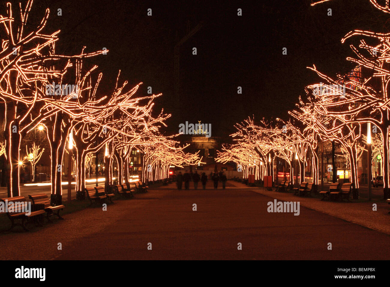 Las luces de Navidad en el boulevard "Unter den Linden" en Berlín, con la Puerta de Brandenburgo (Brandenburger Tor) en el fondo. Foto de stock