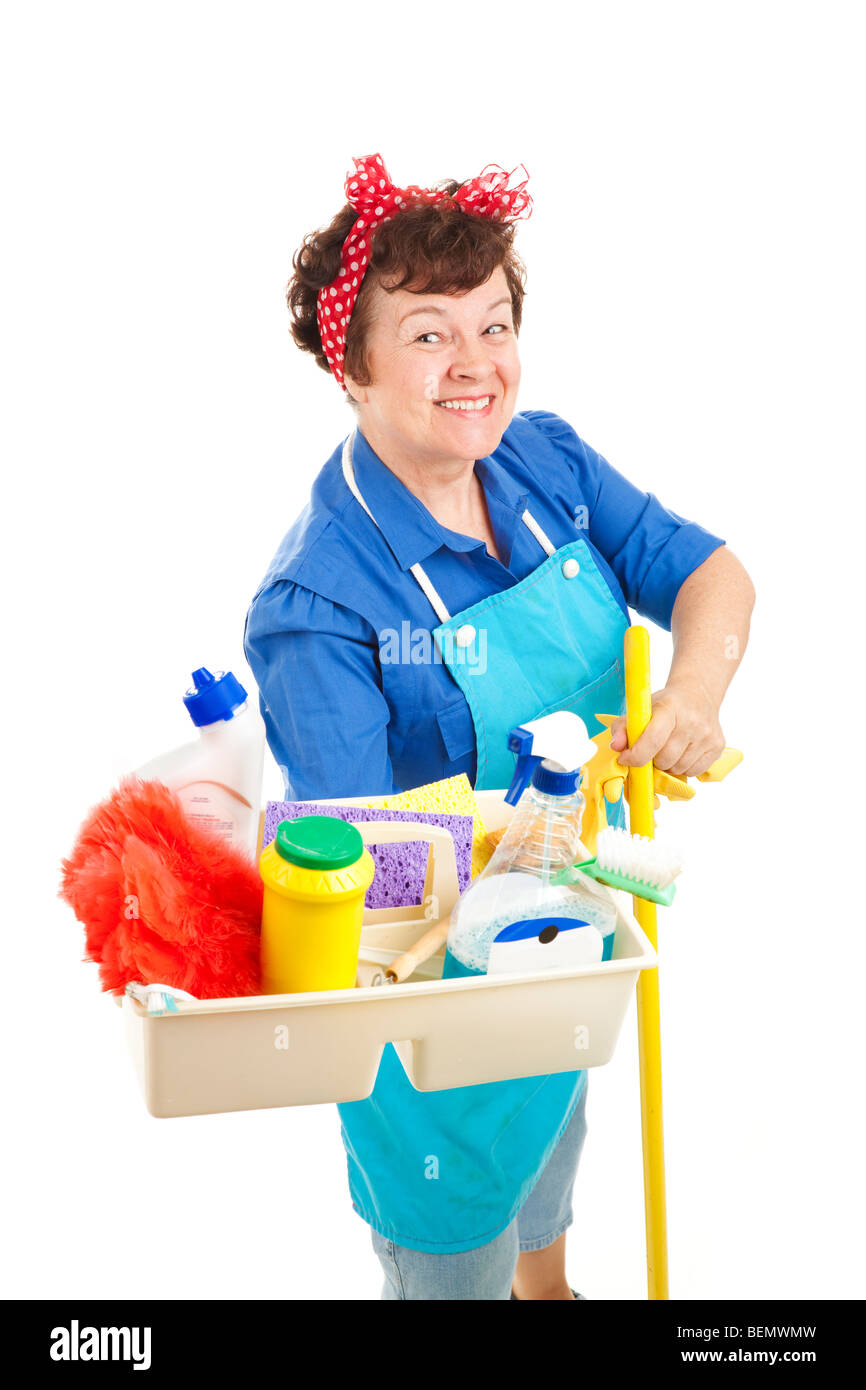La señora de la limpieza alegre celebración su bandeja de herramientas y  productos de limpieza. Aislado en blanco Fotografía de stock - Alamy