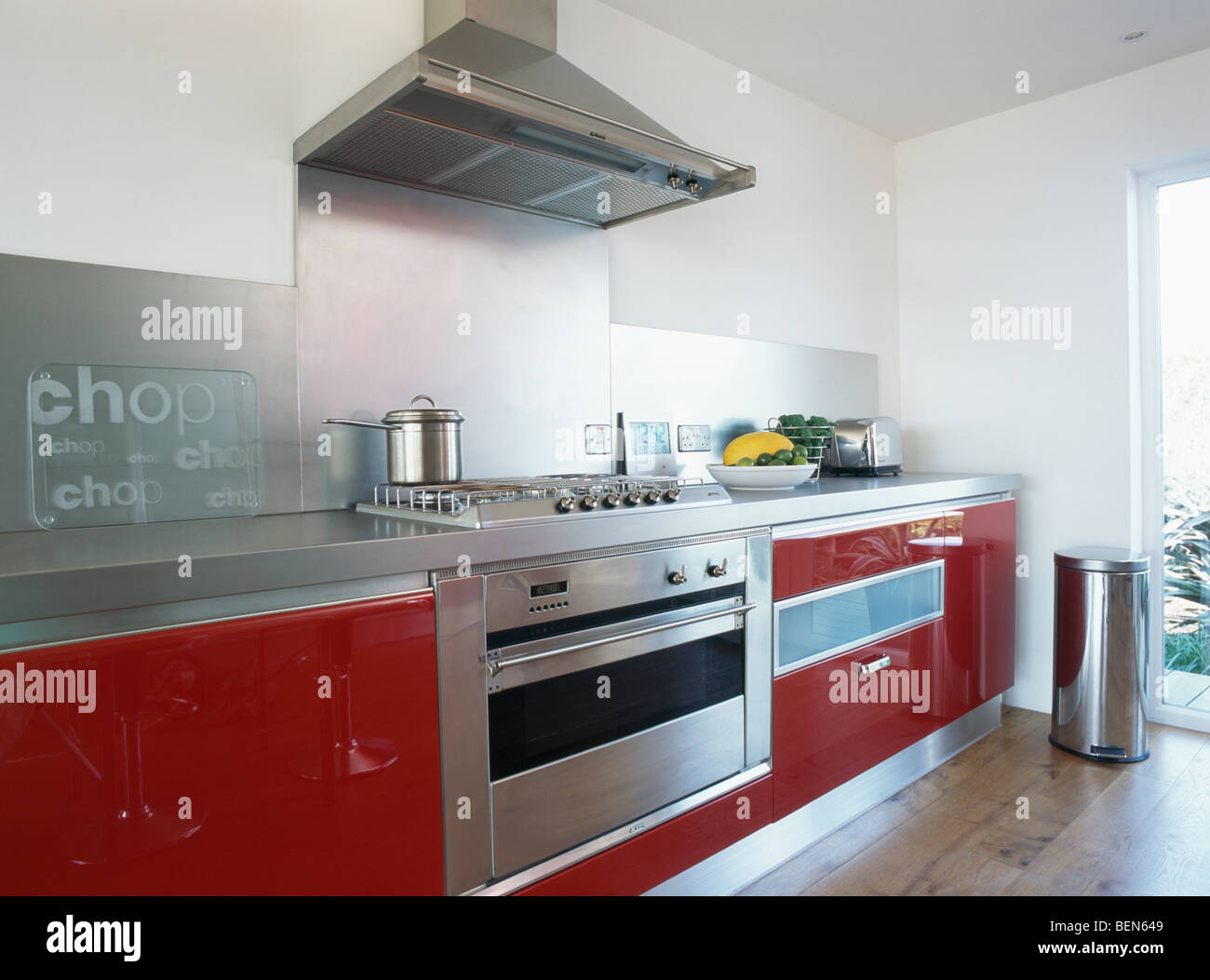 Extractor de acero sobre acero inoxidable Smeg rango de microondas en la  cocina grande, moderno, de color blanco con rojo provisto de unidades  Fotografía de stock - Alamy
