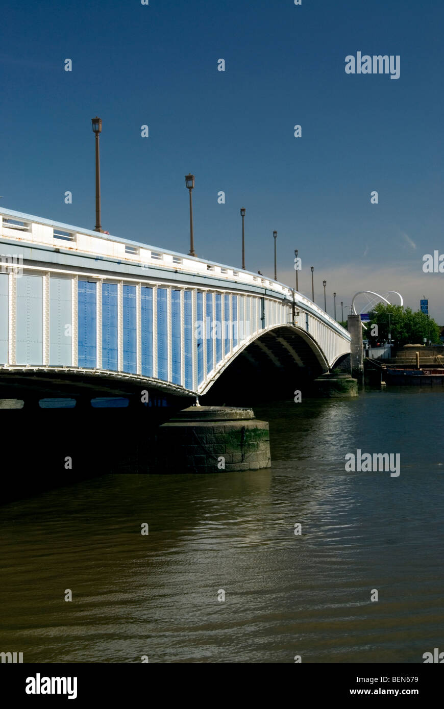Vista vertical de Wandsworth Bridge sobre el río Támesis en un día hermoso con cielo azul claro Foto de stock