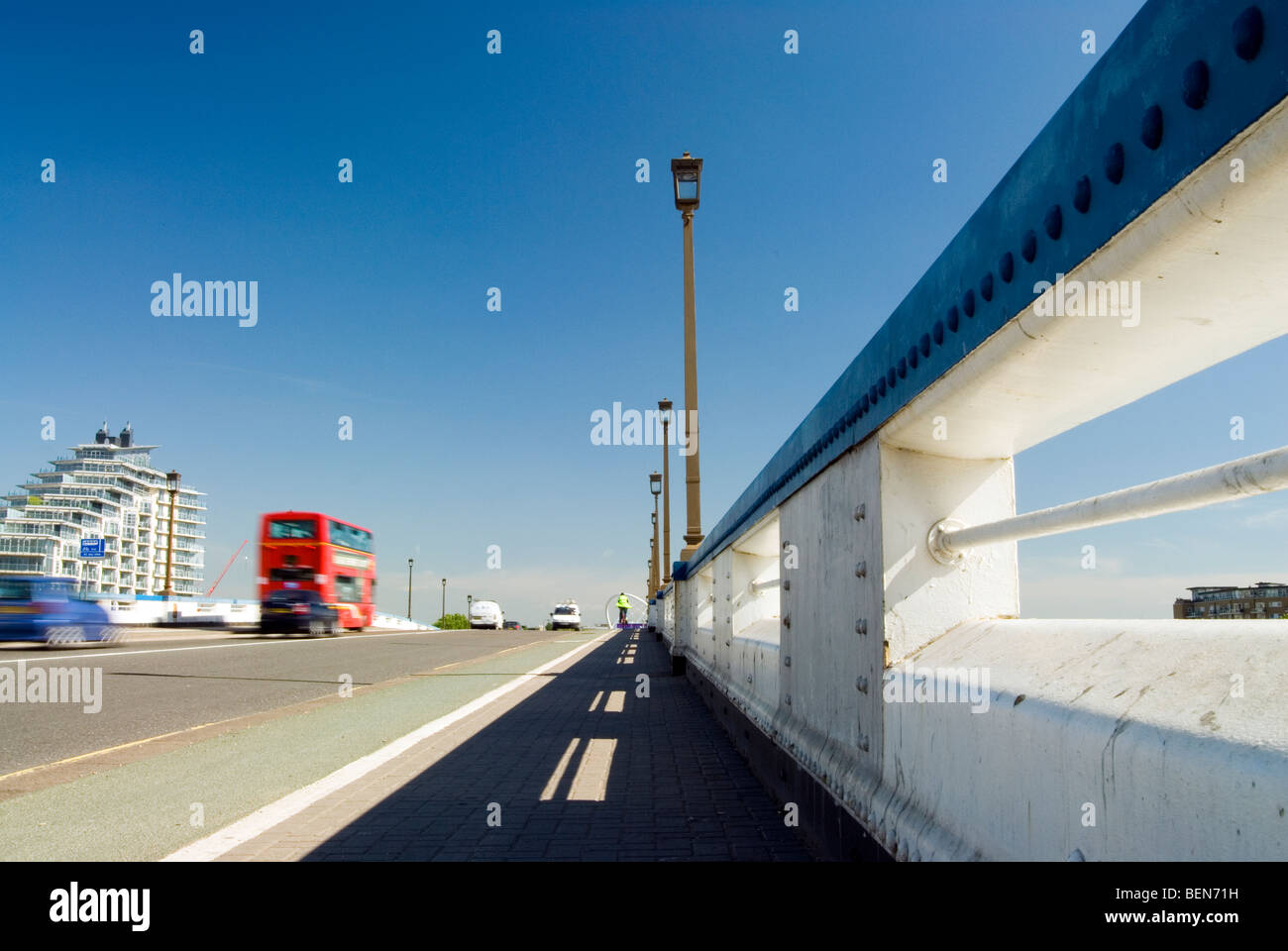 Tráfico, incluyendo un autobús de dos pisos en Wandsworth Bridge en el sur-oeste de Londres en un día perfecto con el cielo azul Foto de stock