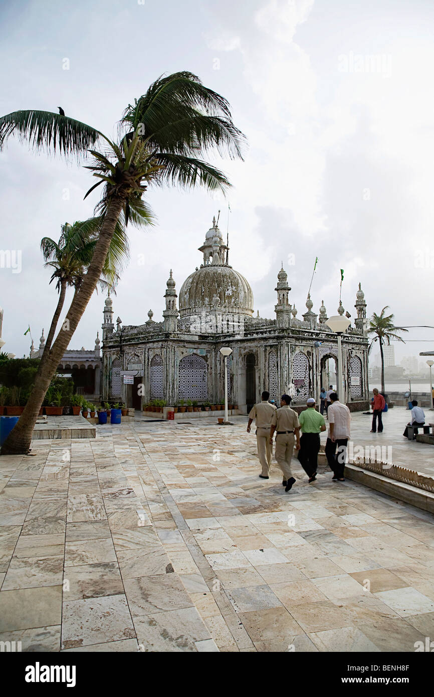 Haji Ali es venerada tumba (dargah) de los musulmanes. No sólo de Mumbai a gente de todas partes de la India vienen a rendir homenaje a Foto de stock