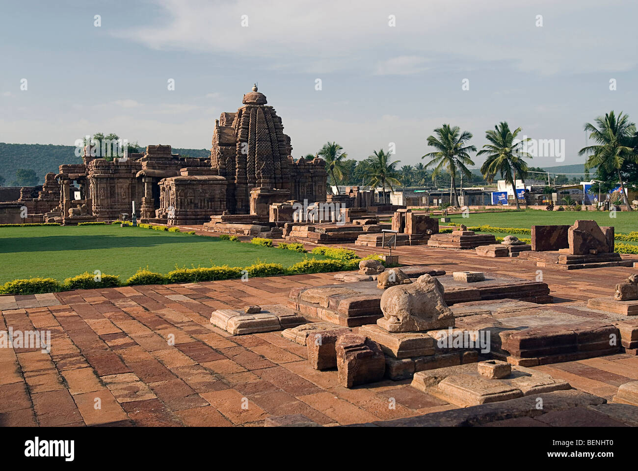Y templos Kasivisweshwara Mallikarjuna ,construido alrededor del 750 D.C. en Pattadakal,capital de la dinastía Chalukya del Sur Foto de stock