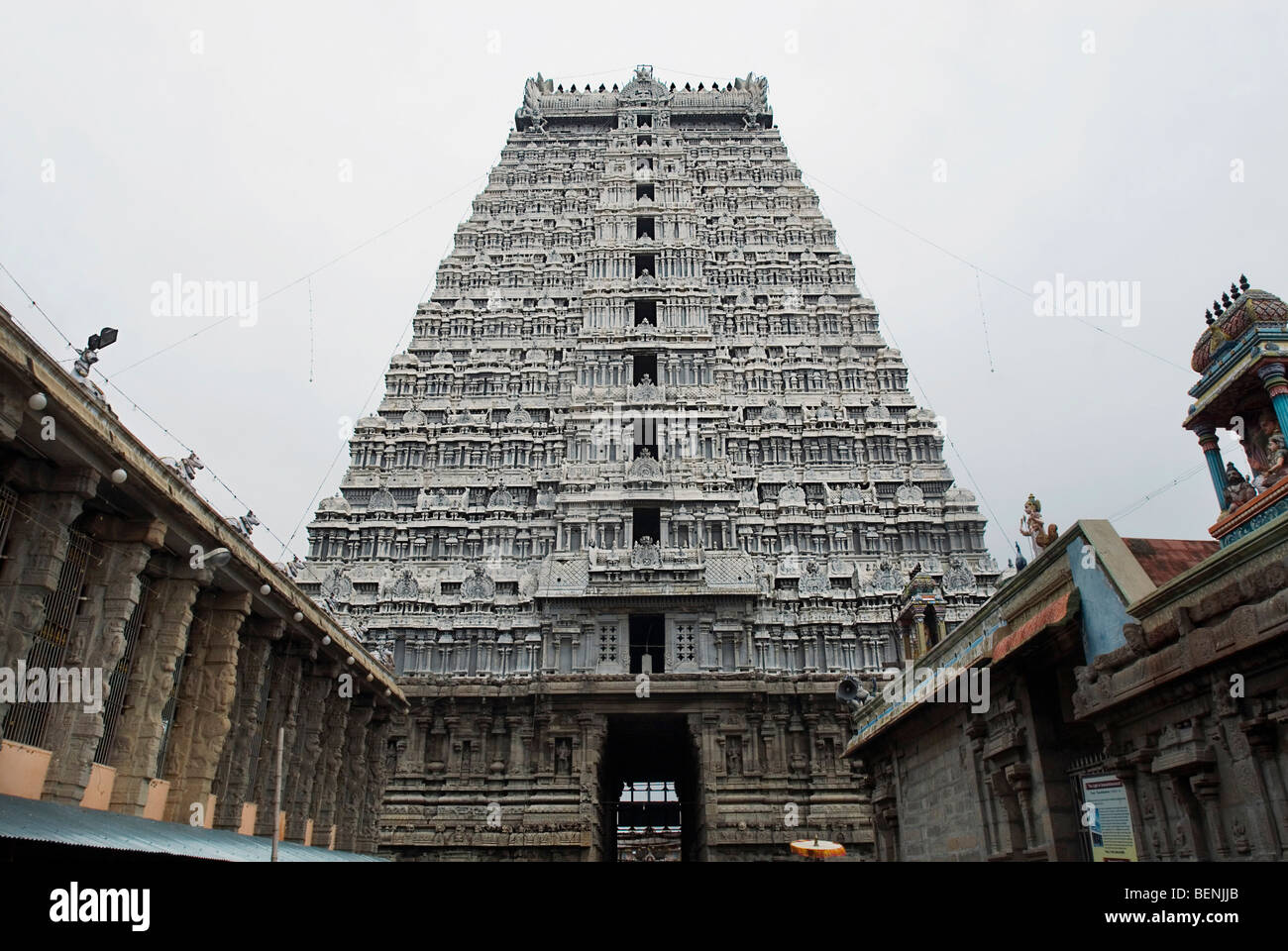 La Arunachaleshwara Templo construido entre los siglos IX y XIII, es un templo dedicado al dios hindú Shiva situado en el Foto de stock