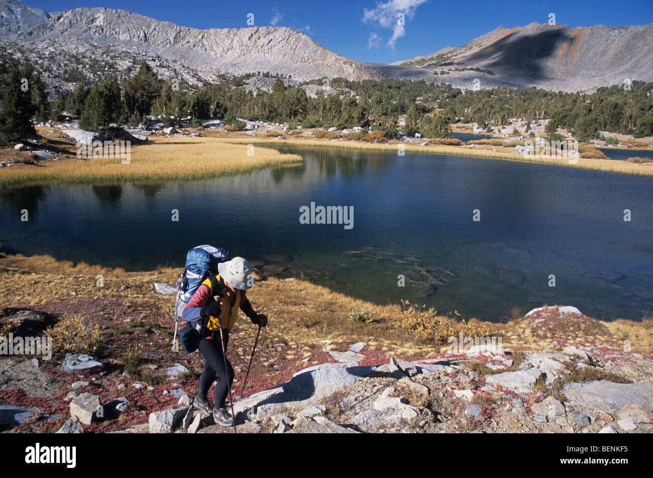 Hombre de mochilero por el lago. Foto de stock