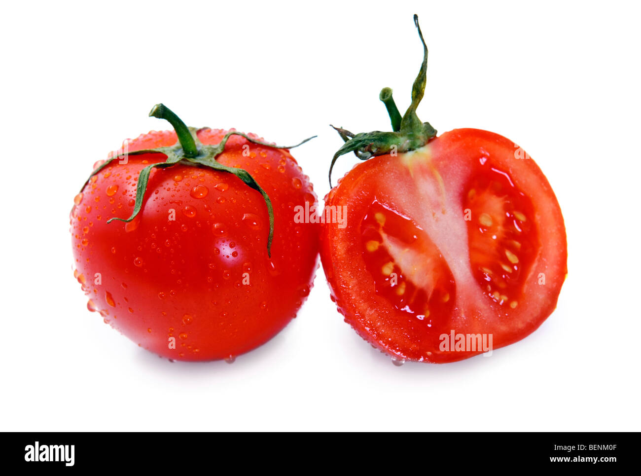 Gotas de rocío cubierto de tomate aislado sobre blanco Foto de stock